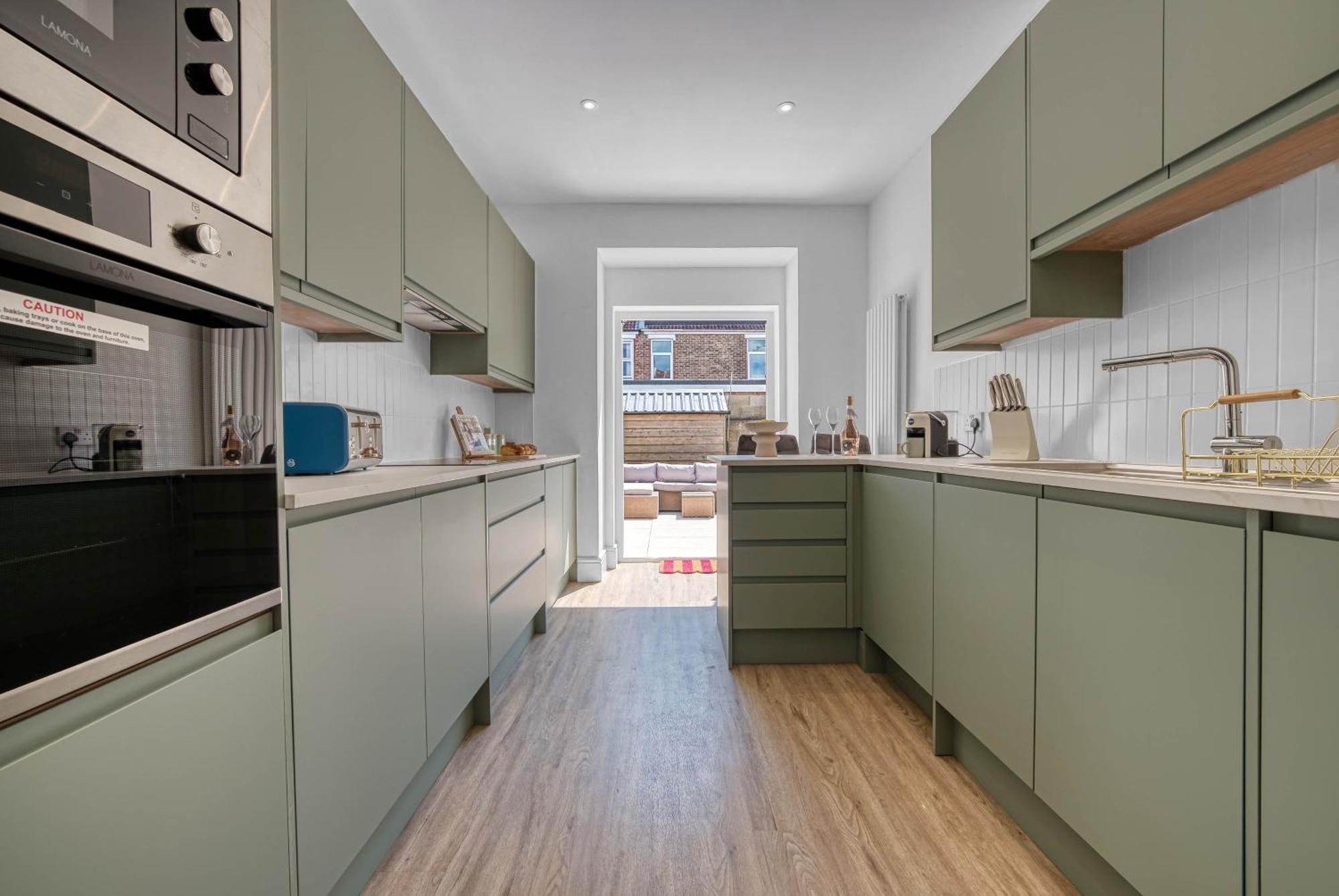 3-br Modern Luxurious Townhouse , Sleeps 8, Location With Free On-street Parking Permit - Easter Special Offer!! - By Blue Puffin Portsmouth