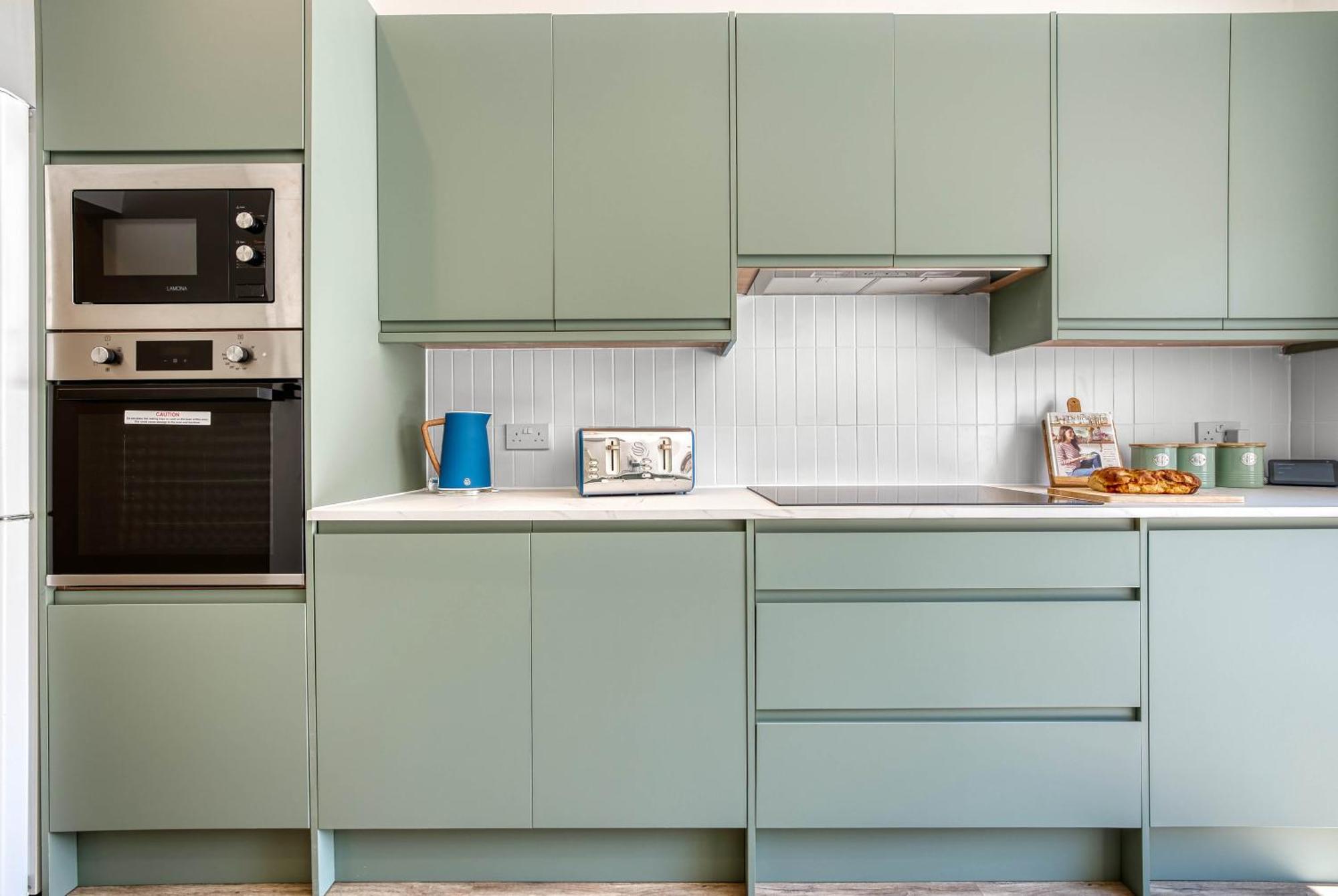 3-br Modern Luxurious Townhouse , Sleeps 8, Location With Free On-street Parking Permit - Easter Special Offer!! - By Blue Puffin * Portsmouth