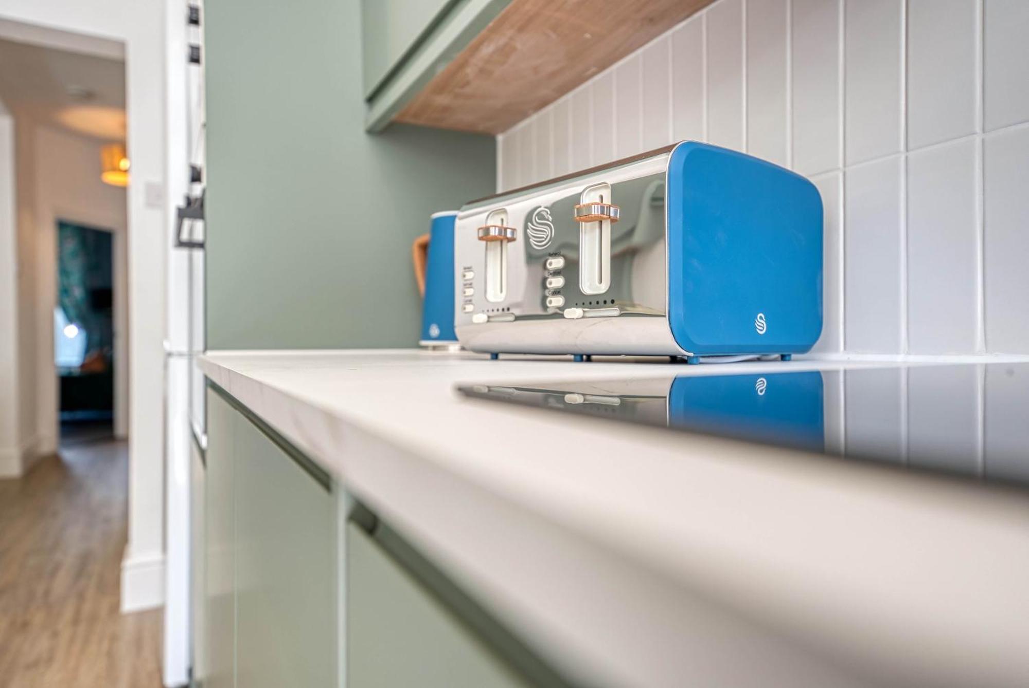 3-br Modern Luxurious Townhouse , Sleeps 8, Location With Free On-street Parking Permit - Easter Special Offer!! - By Blue Puffin Holiday home Portsmouth
