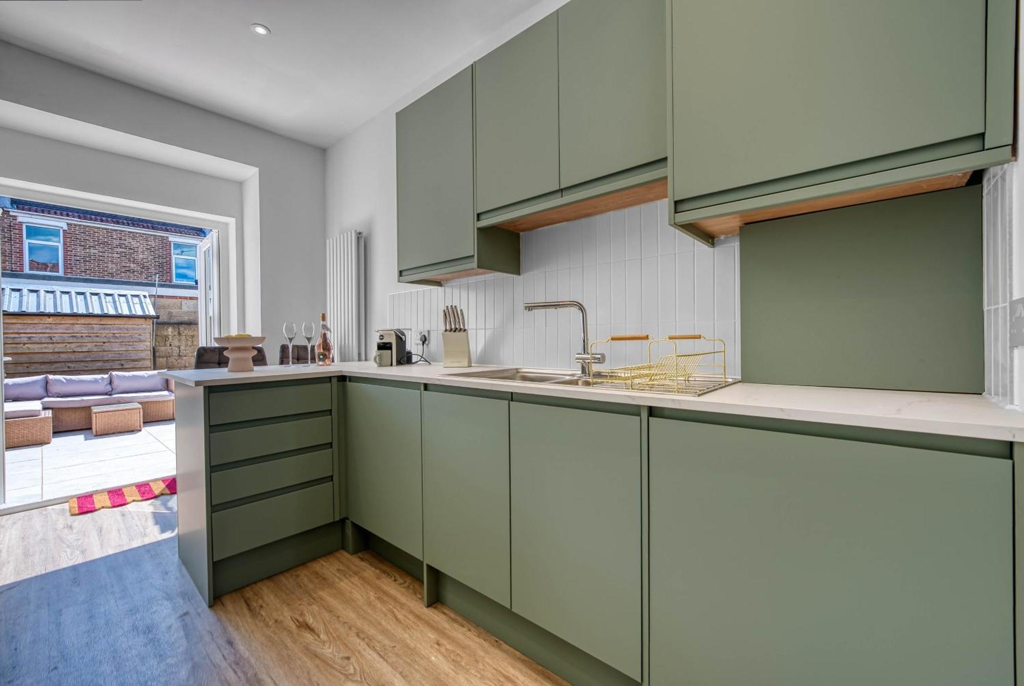 3-br Modern Luxurious Townhouse , Sleeps 8, Location With Free On-street Parking Permit - Easter Special Offer!! - By Blue Puffin Holiday home
