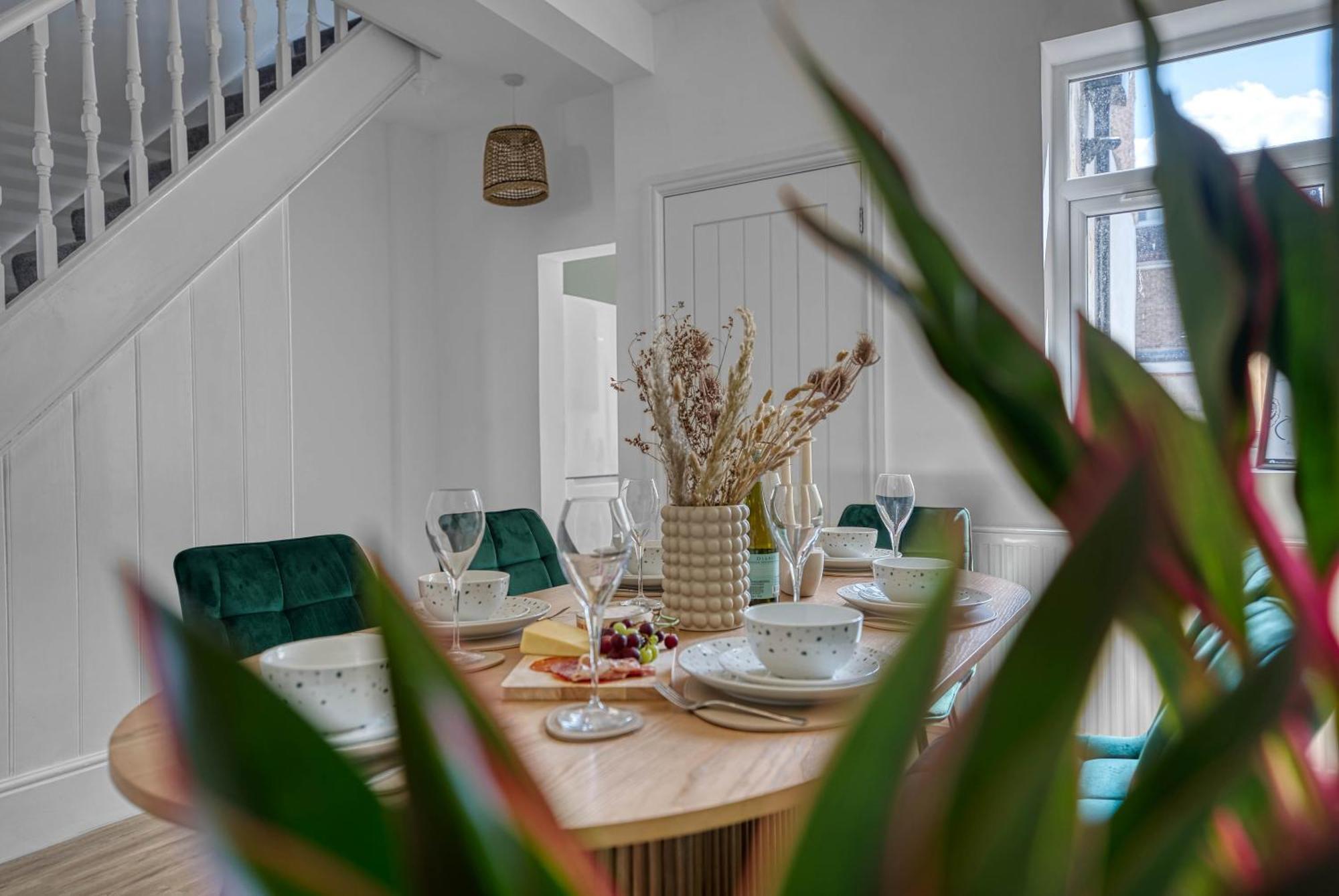 3-br Modern Luxurious Townhouse , Sleeps 8, Location With Free On-street Parking Permit - Easter Special Offer!! - By Blue Puffin Holiday home *