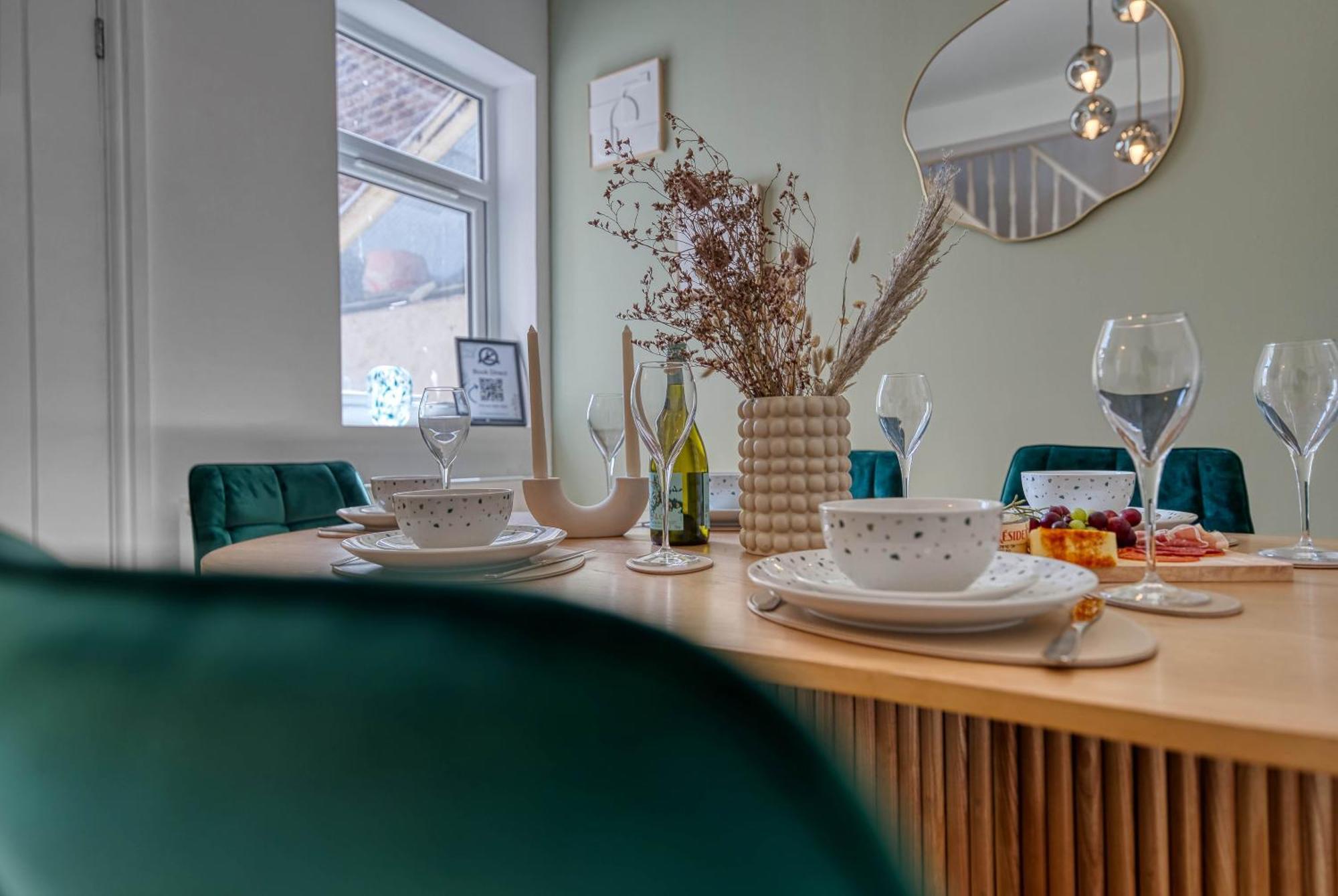 3-br Modern Luxurious Townhouse , Sleeps 8, Location With Free On-street Parking Permit - Easter Special Offer!! - By Blue Puffin Holiday home *