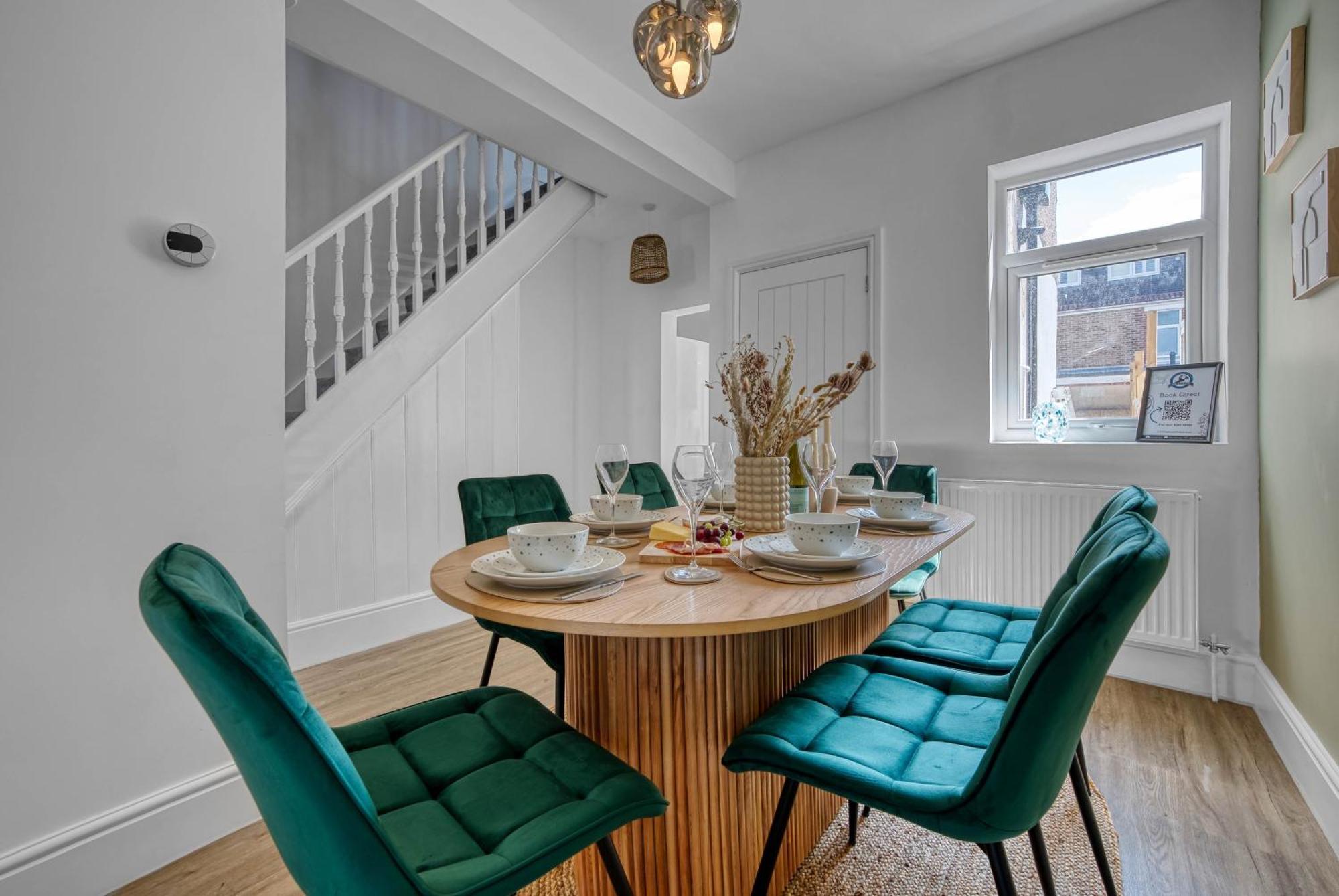 Holiday home 3-br Modern Luxurious Townhouse , Sleeps 8, Location With Free On-street Parking Permit - Easter Special Offer!! - By Blue Puffin Portsmouth