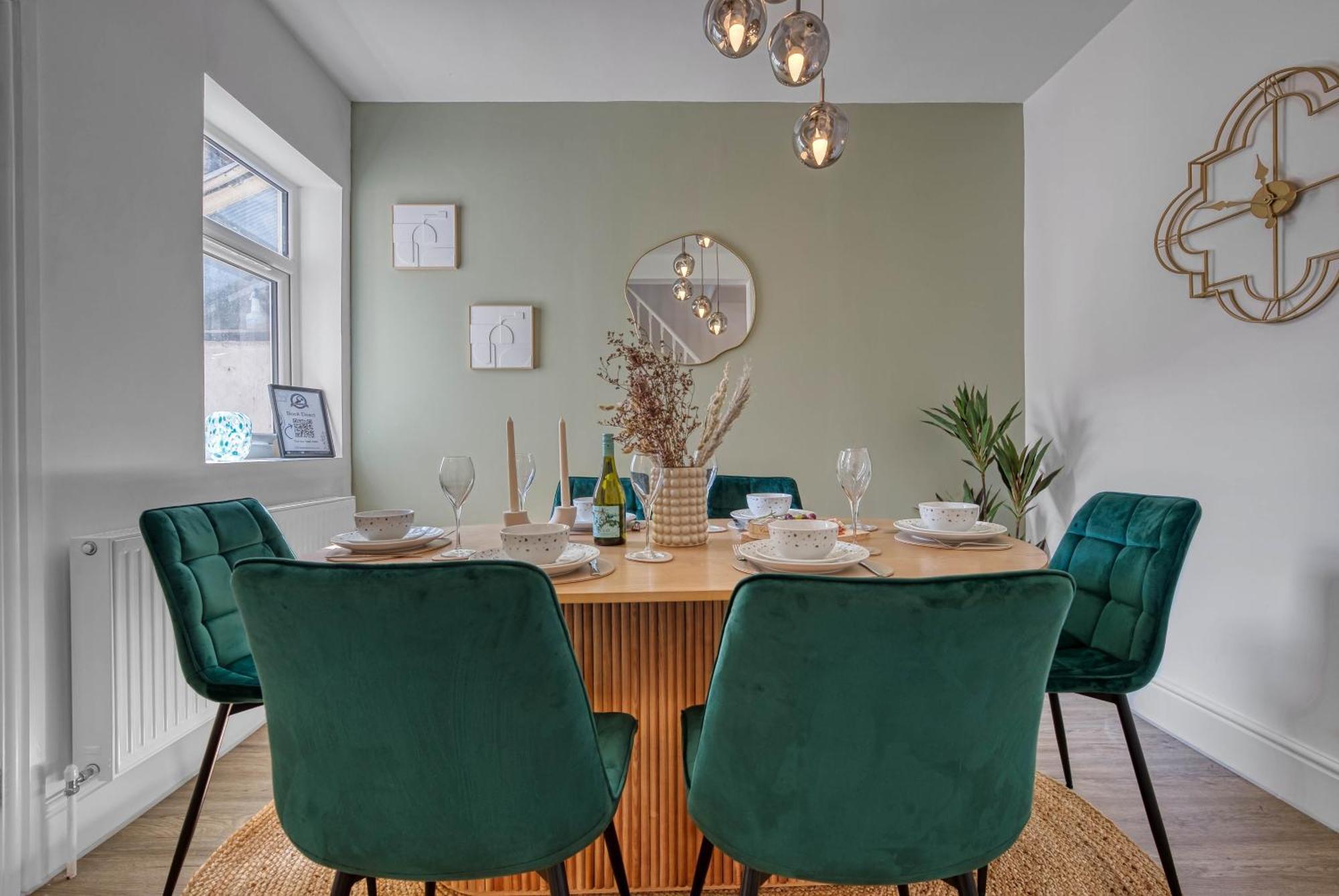 3-br Modern Luxurious Townhouse , Sleeps 8, Location With Free On-street Parking Permit - Easter Special Offer!! - By Blue Puffin Portsmouth