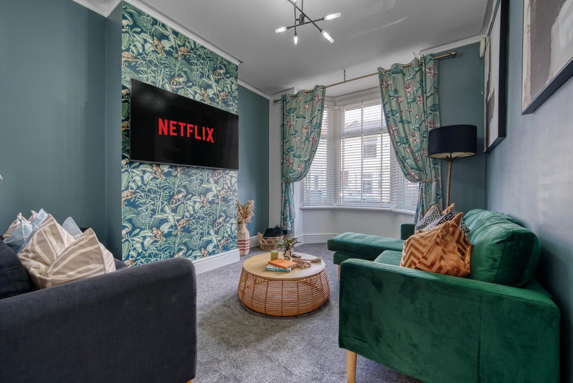 3-br Modern Luxurious Townhouse , Sleeps 8, Location With Free On-street Parking Permit - Easter Special Offer!! - By Blue Puffin *