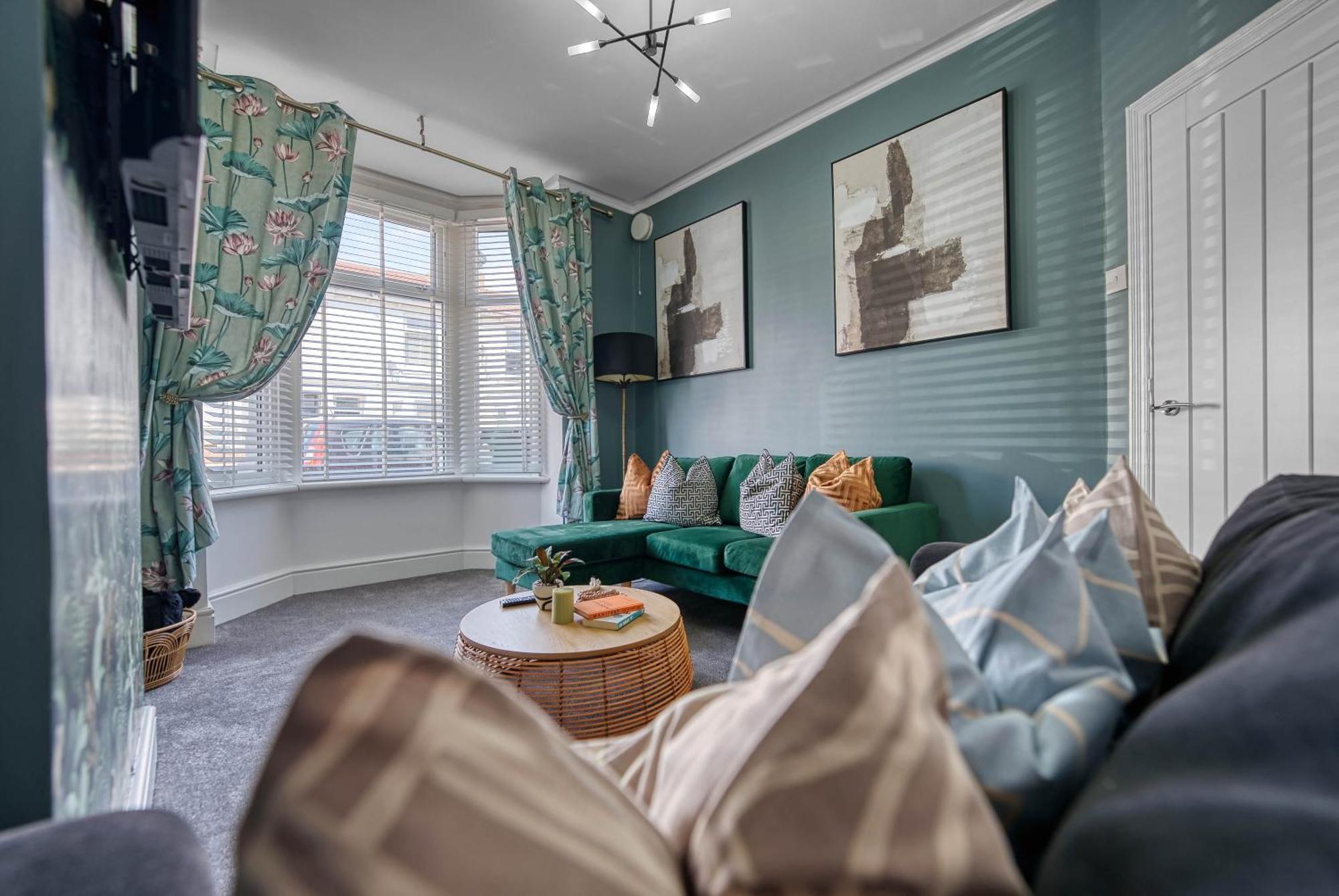 Holiday home 3-br Modern Luxurious Townhouse , Sleeps 8, Location With Free On-street Parking Permit - Easter Special Offer!! - By Blue Puffin Portsmouth