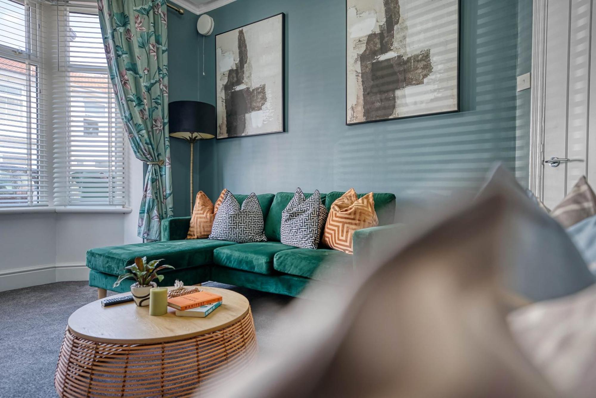 3-br Modern Luxurious Townhouse , Sleeps 8, Location With Free On-street Parking Permit - Easter Special Offer!! - By Blue Puffin Holiday home Portsmouth
