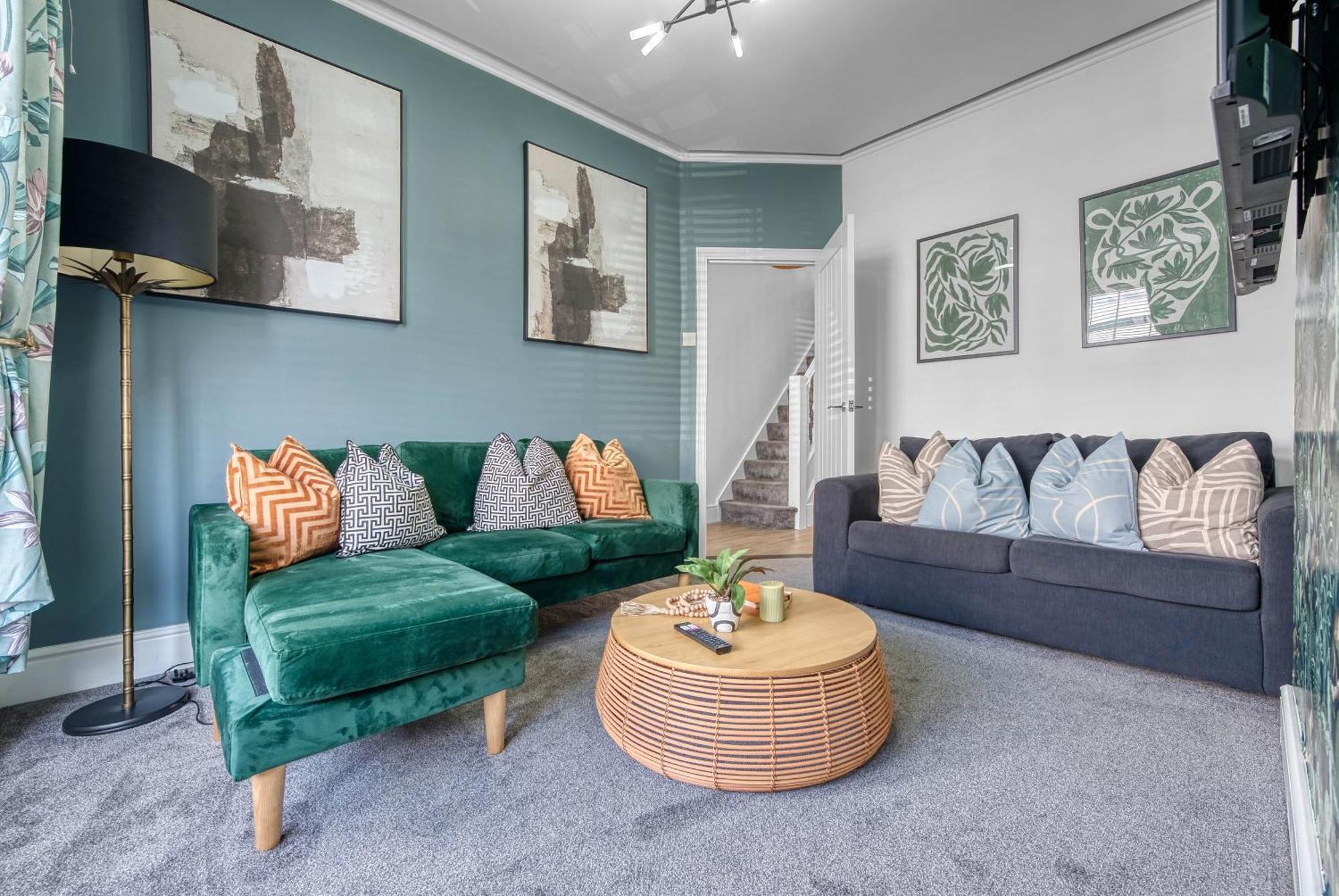 Holiday home 3-br Modern Luxurious Townhouse , Sleeps 8, Location With Free On-street Parking Permit - Easter Special Offer!! - By Blue Puffin Portsmouth