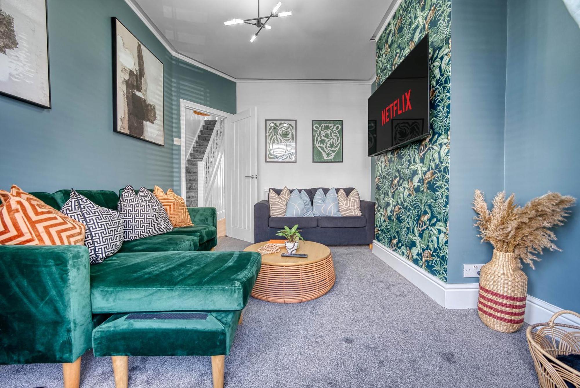 3-br Modern Luxurious Townhouse , Sleeps 8, Location With Free On-street Parking Permit - Easter Special Offer!! - By Blue Puffin Holiday home