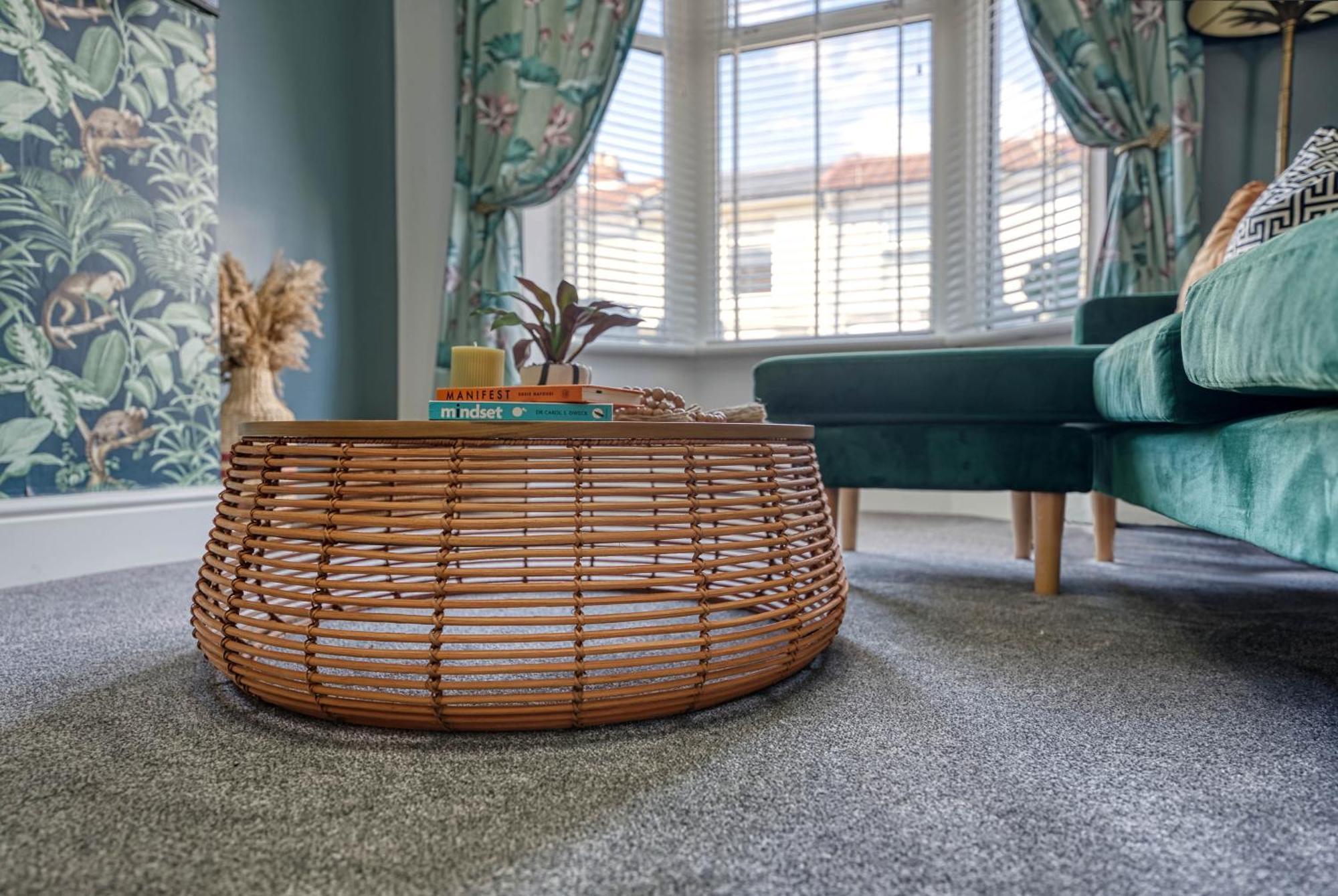 Holiday home 3-br Modern Luxurious Townhouse , Sleeps 8, Location With Free On-street Parking Permit - Easter Special Offer!! - By Blue Puffin
