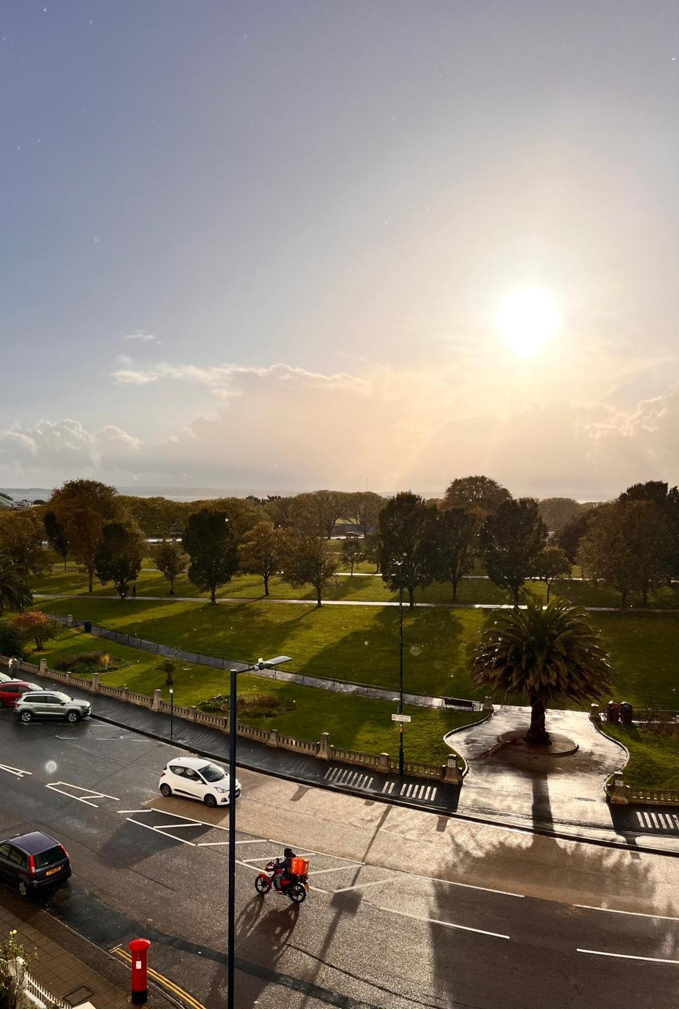 Apartment Southsea, - Two Bedroom - Newly Refurbished Throughout - Treetop Sea Views