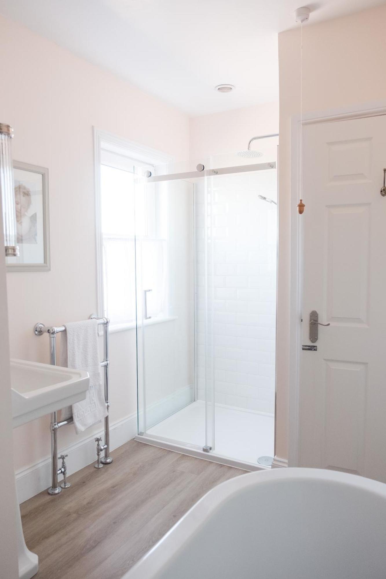 Southsea, - Two Bedroom - Newly Refurbished Throughout - Treetop Sea Views Apartment *