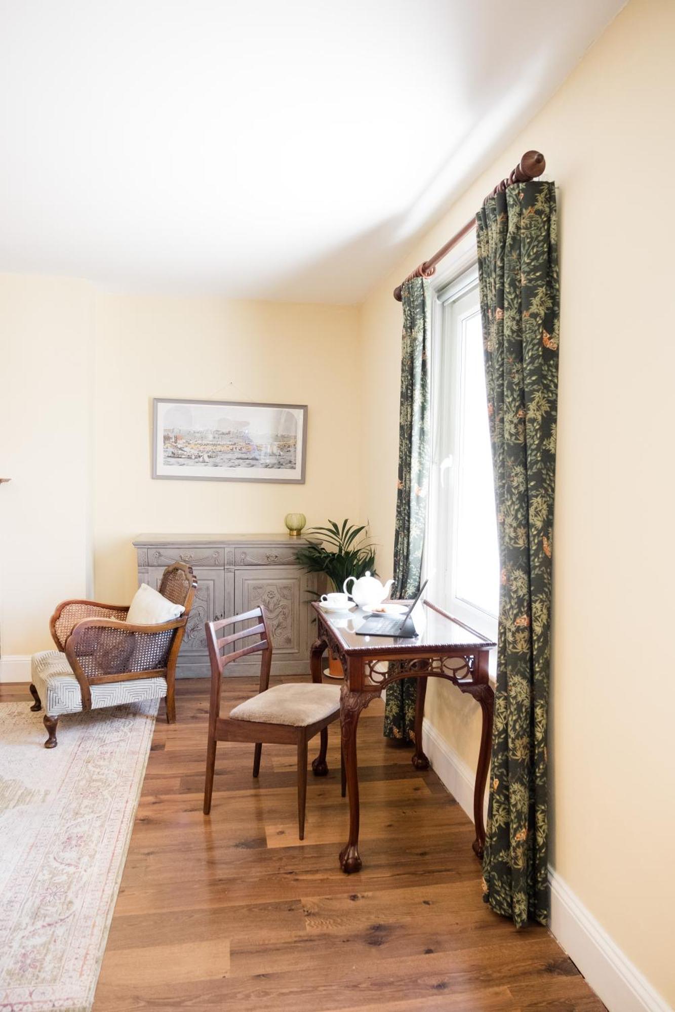 Southsea, - Two Bedroom - Newly Refurbished Throughout - Treetop Sea Views Portsmouth
