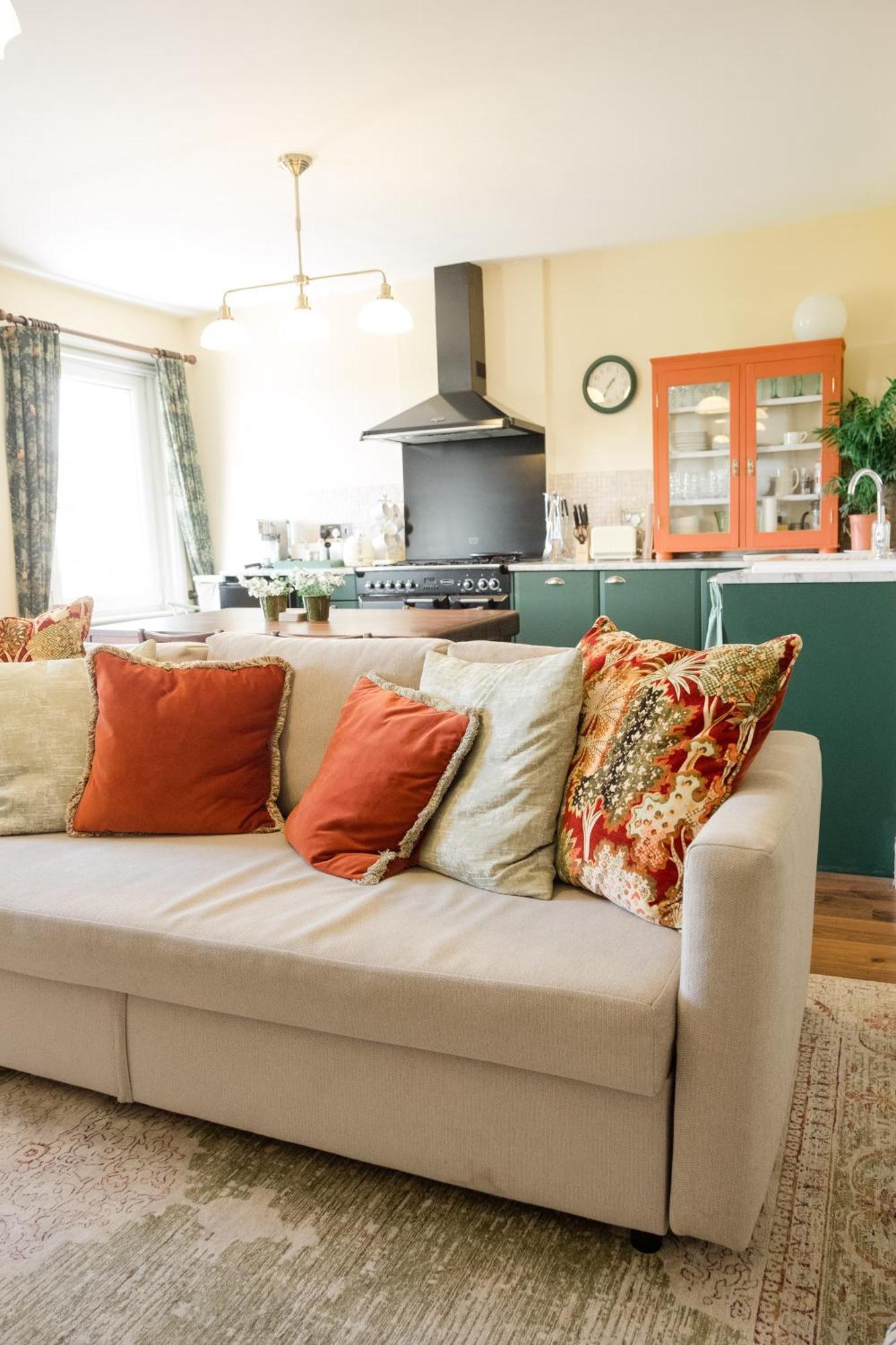 Southsea, - Two Bedroom - Newly Refurbished Throughout - Treetop Sea Views Apartment *