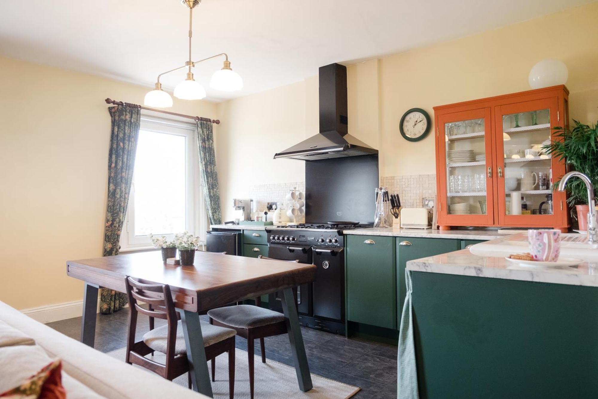 Southsea, - Two Bedroom - Newly Refurbished Throughout - Treetop Sea Views Apartment Portsmouth