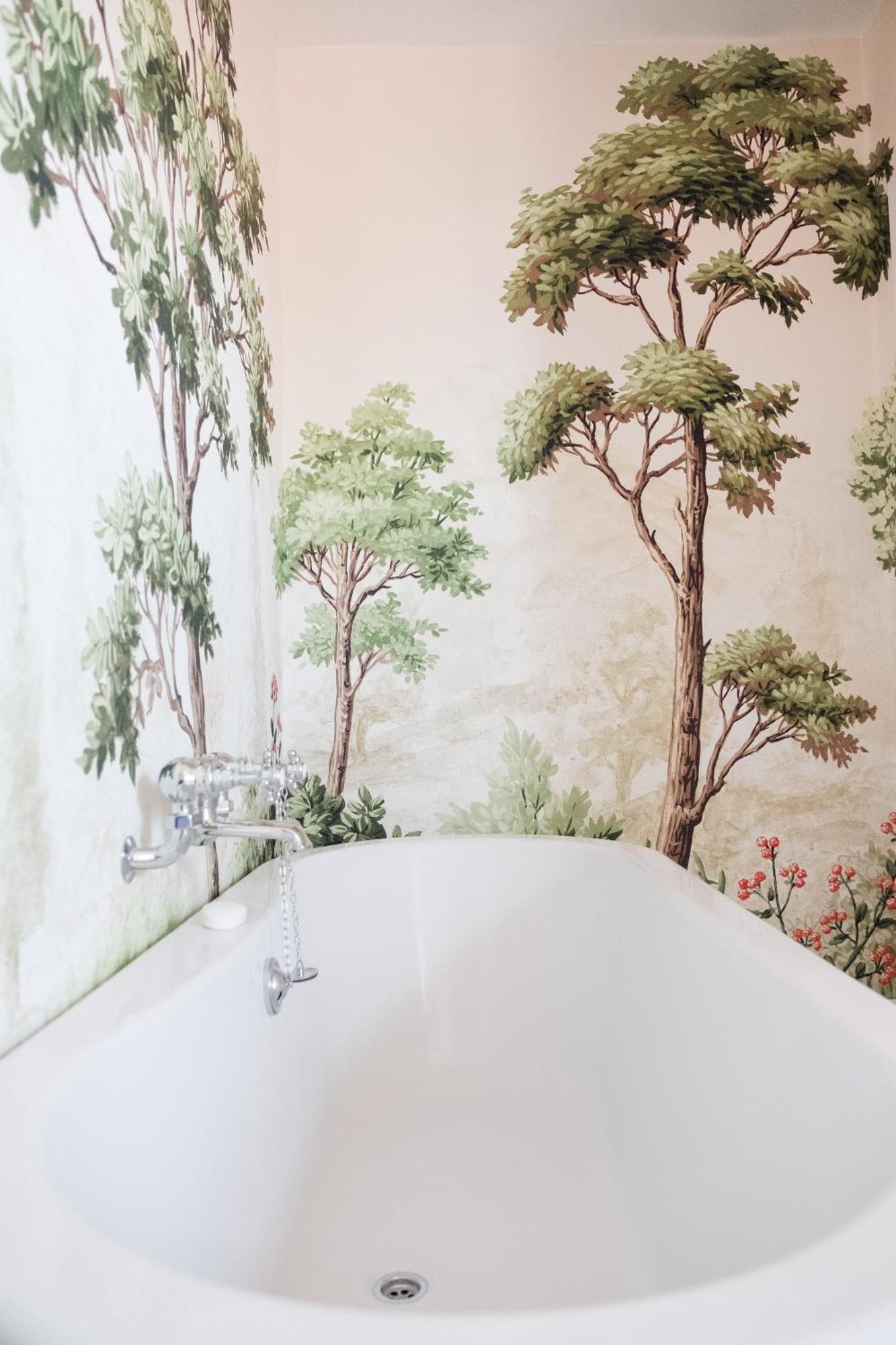 Apartment Southsea, - Two Bedroom - Newly Refurbished Throughout - Treetop Sea Views