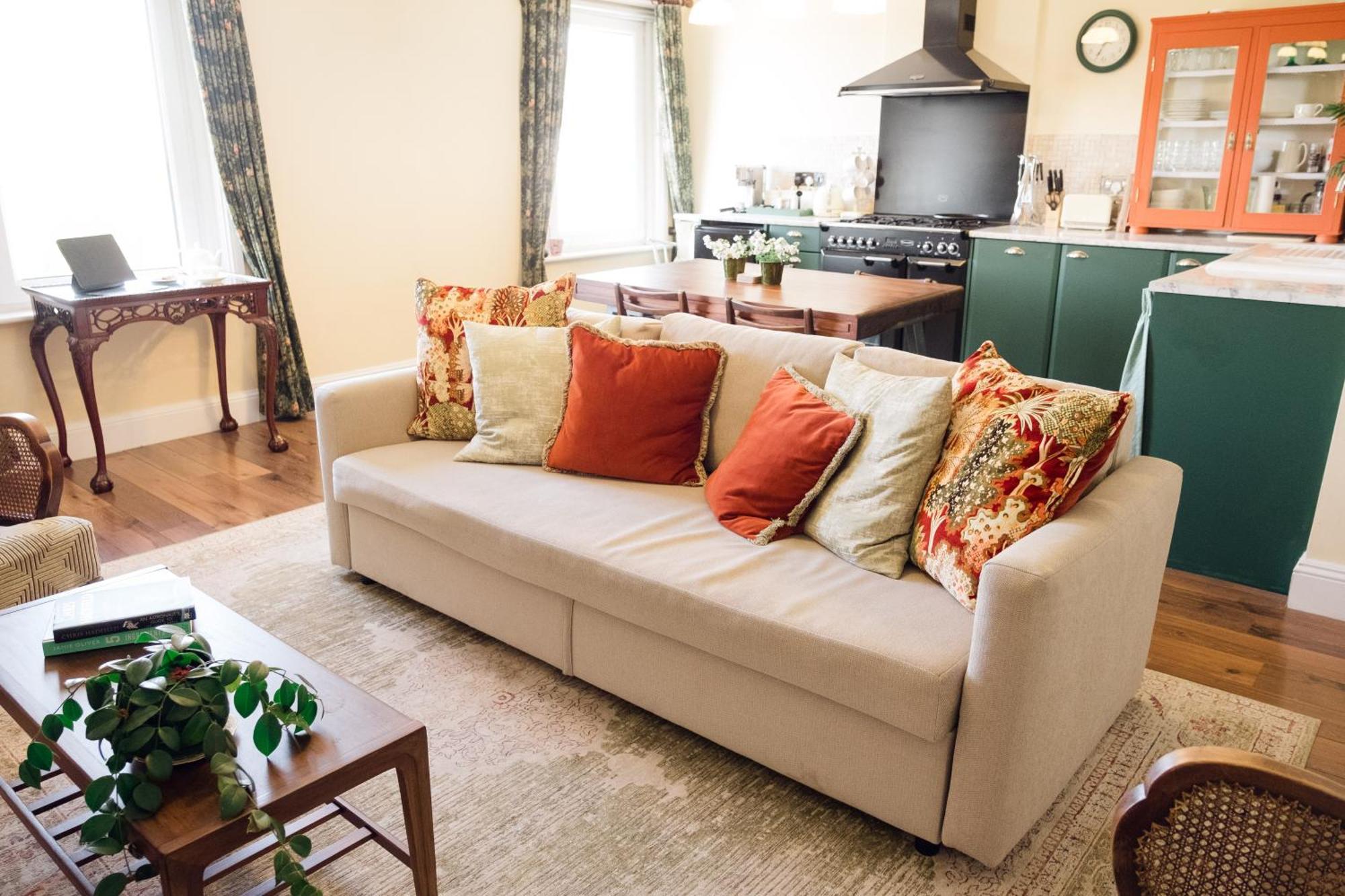Southsea, - Two Bedroom - Newly Refurbished Throughout - Treetop Sea Views Apartment Portsmouth