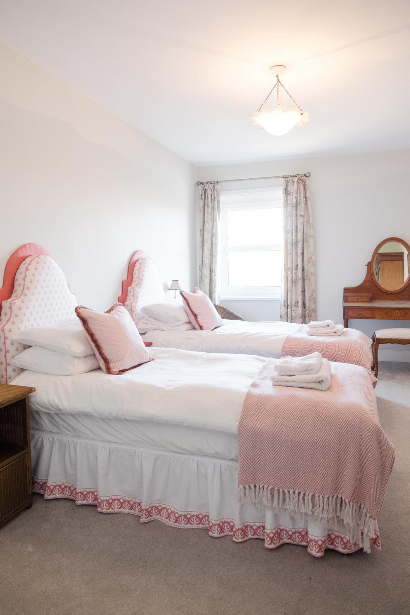 Southsea, - Two Bedroom - Newly Refurbished Throughout - Treetop Sea Views * Portsmouth