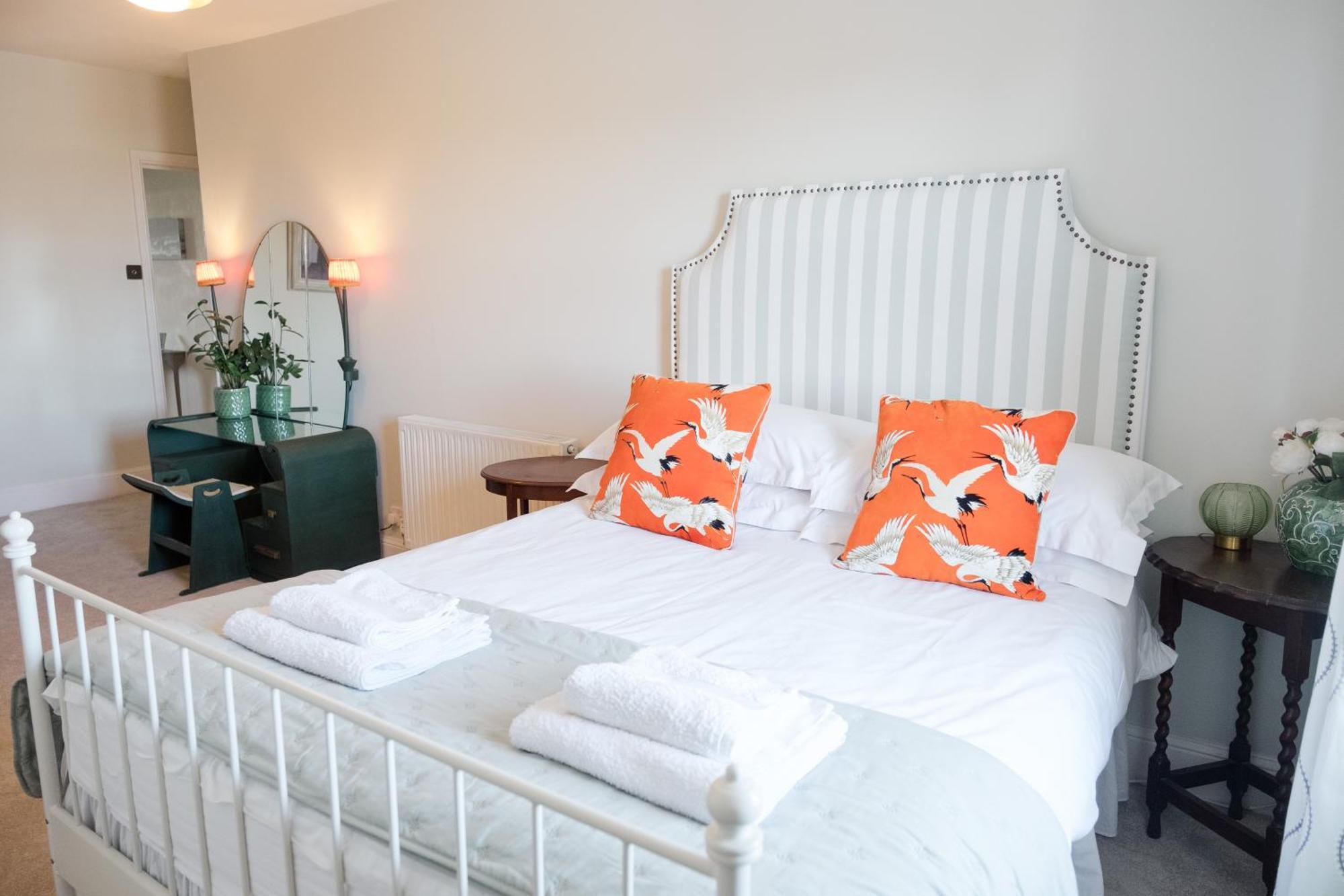 Apartment Southsea, - Two Bedroom - Newly Refurbished Throughout - Treetop Sea Views *