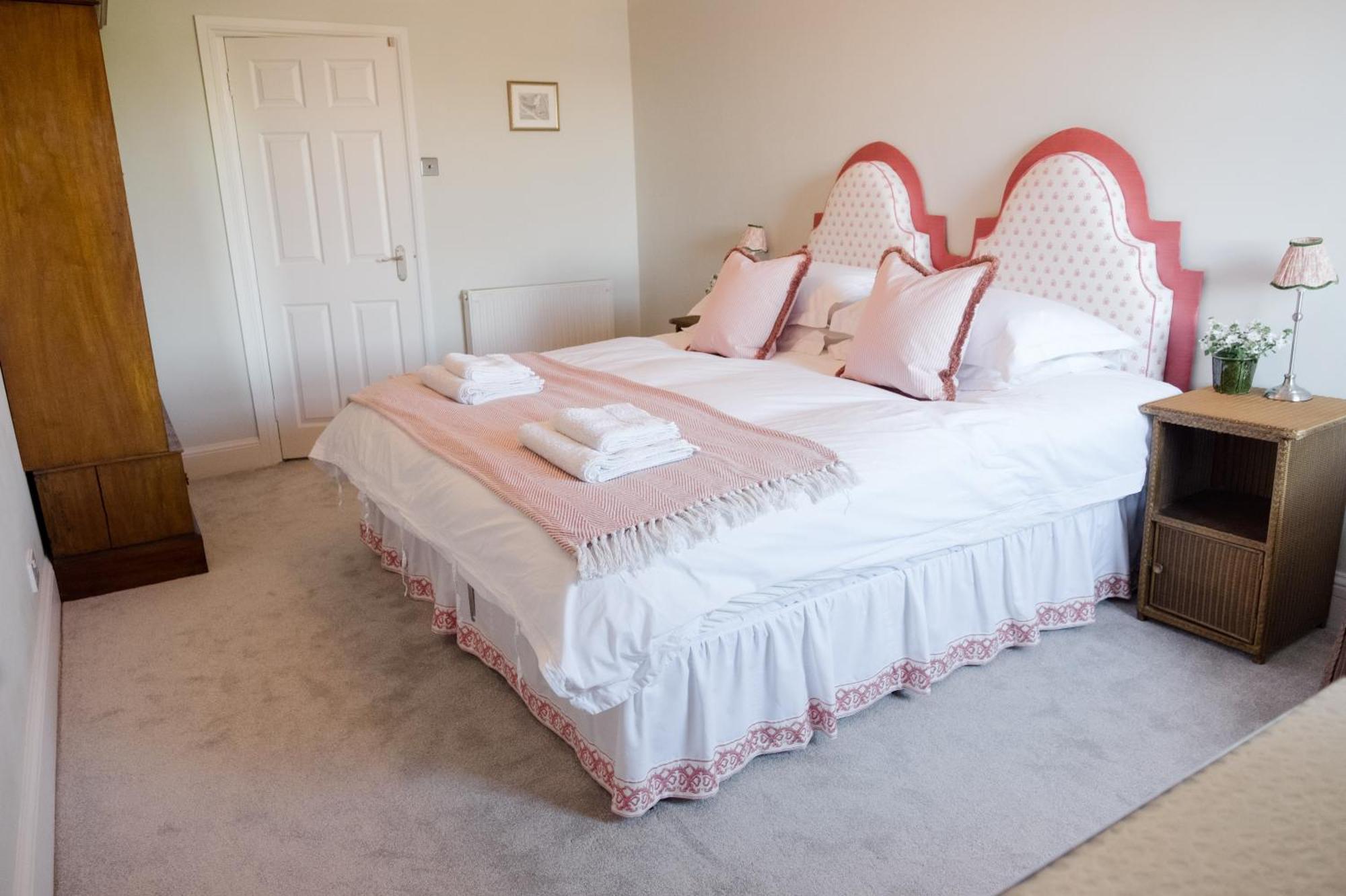 Southsea, - Two Bedroom - Newly Refurbished Throughout - Treetop Sea Views *