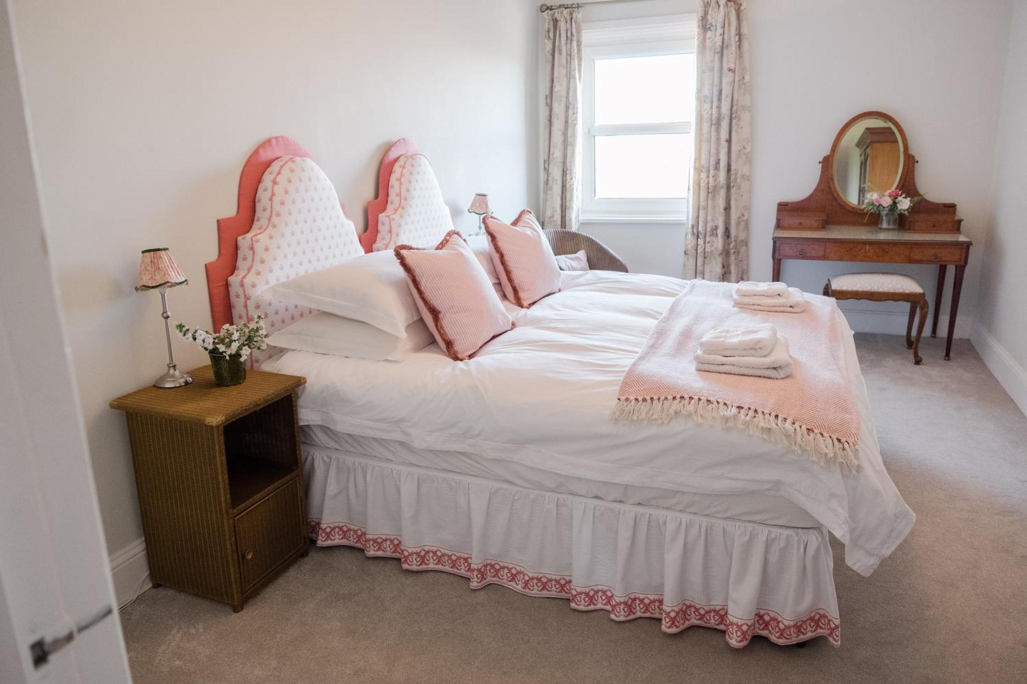 Southsea, - Two Bedroom - Newly Refurbished Throughout - Treetop Sea Views Apartment