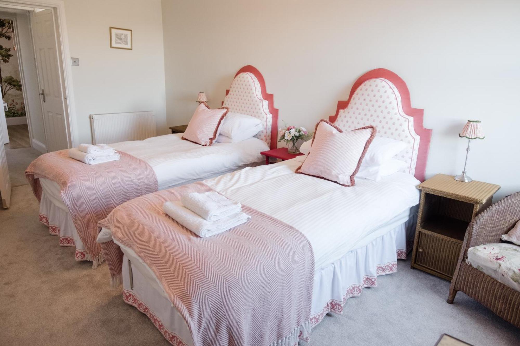 Southsea, - Two Bedroom - Newly Refurbished Throughout - Treetop Sea Views *