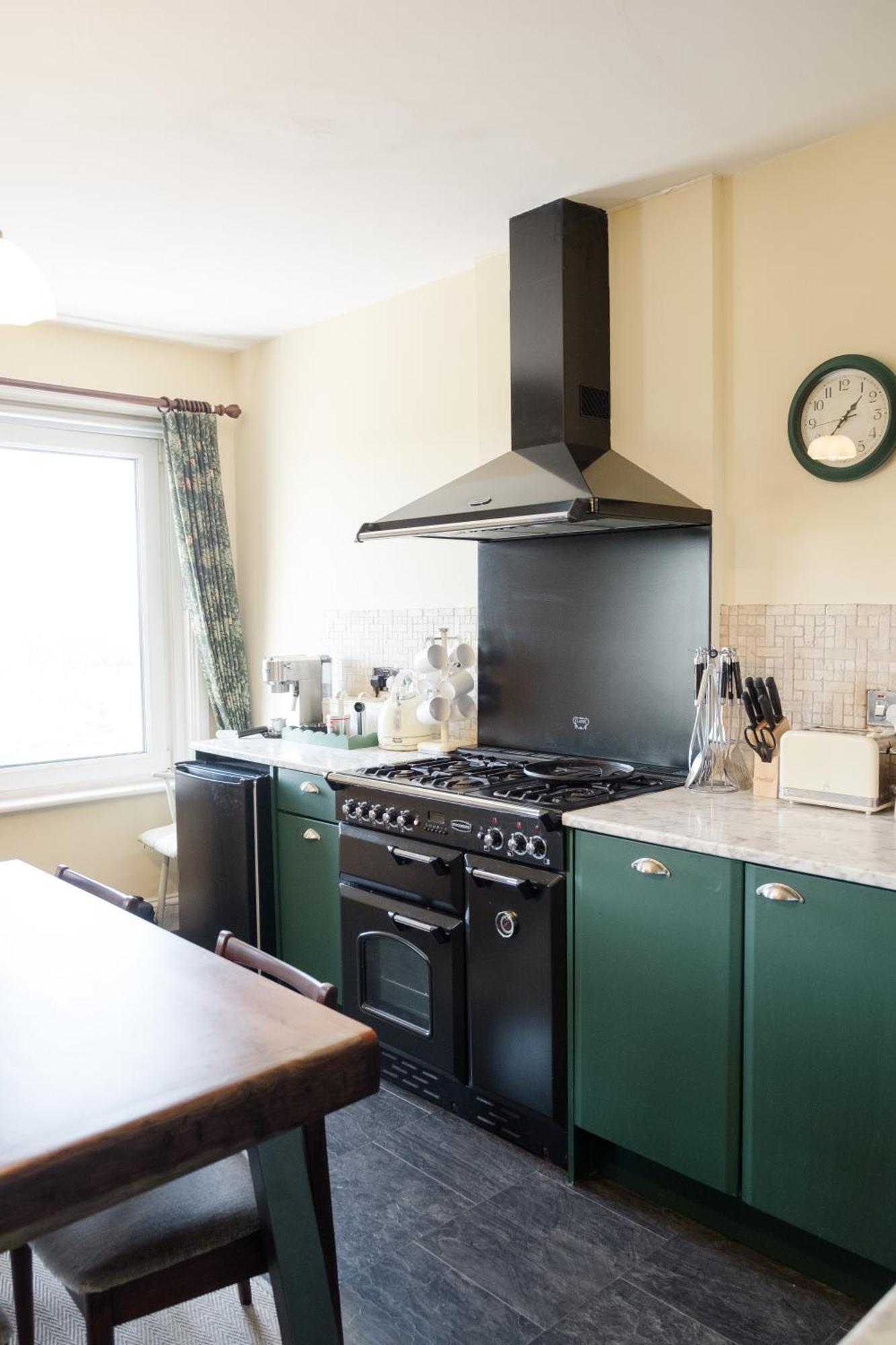Apartment Southsea, - Two Bedroom - Newly Refurbished Throughout - Treetop Sea Views Portsmouth