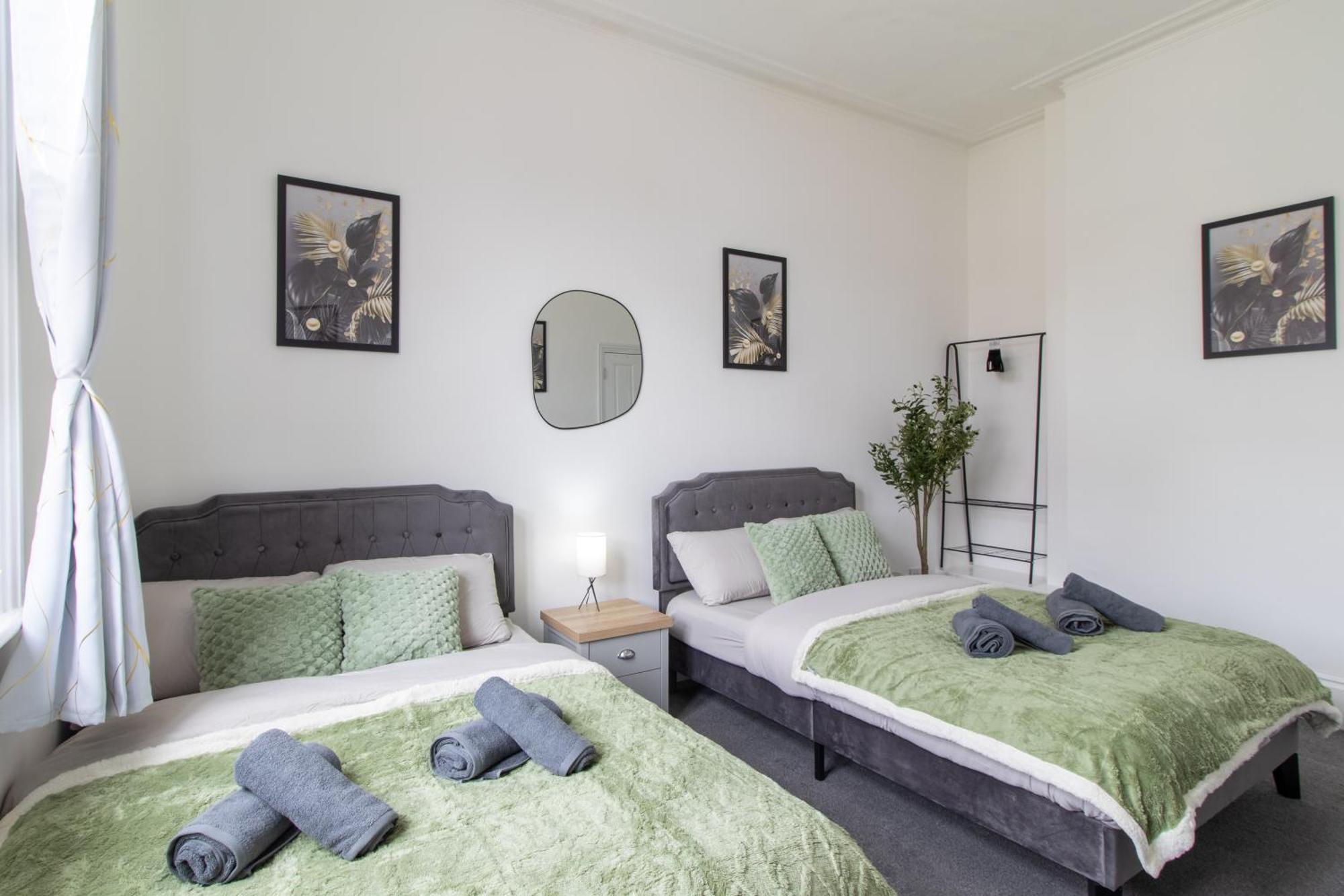 Open Mind - Hottub, 8 Beds & 2 Car Spaces Holiday home Portsmouth