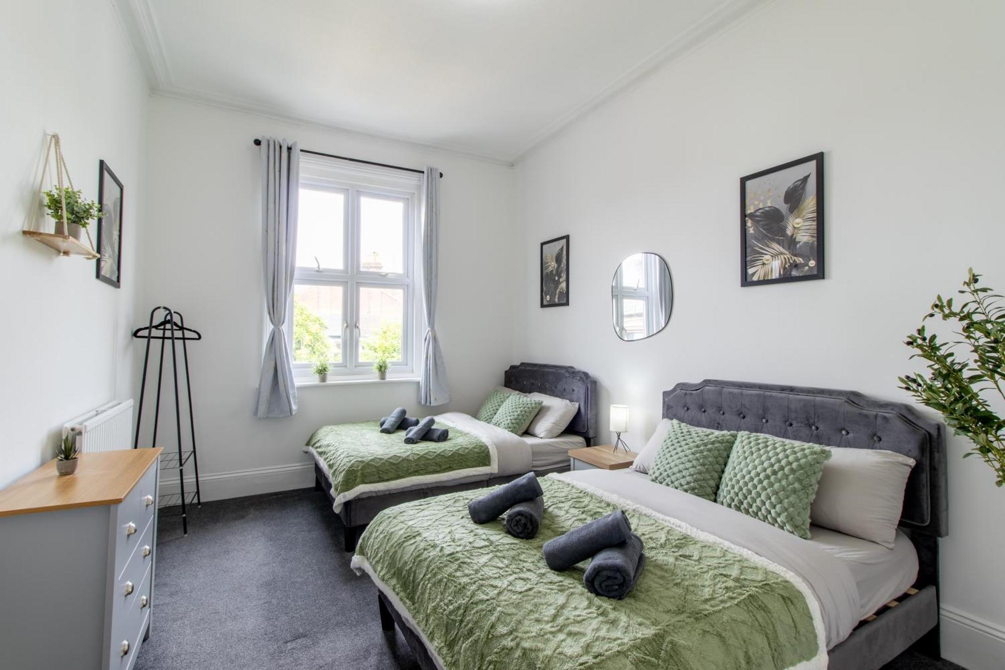 Open Mind - Hottub, 8 Beds & 2 Car Spaces