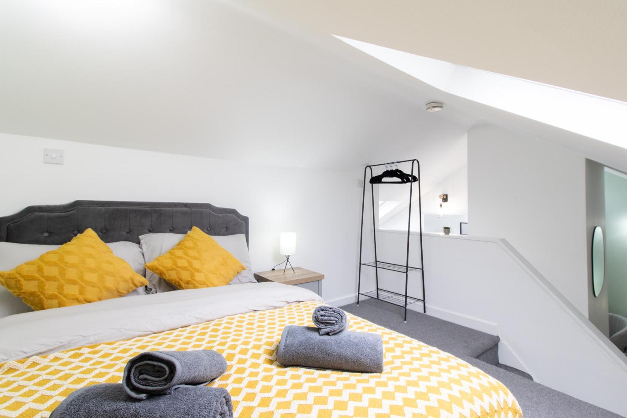 Open Mind - Hottub, 8 Beds & 2 Car Spaces *