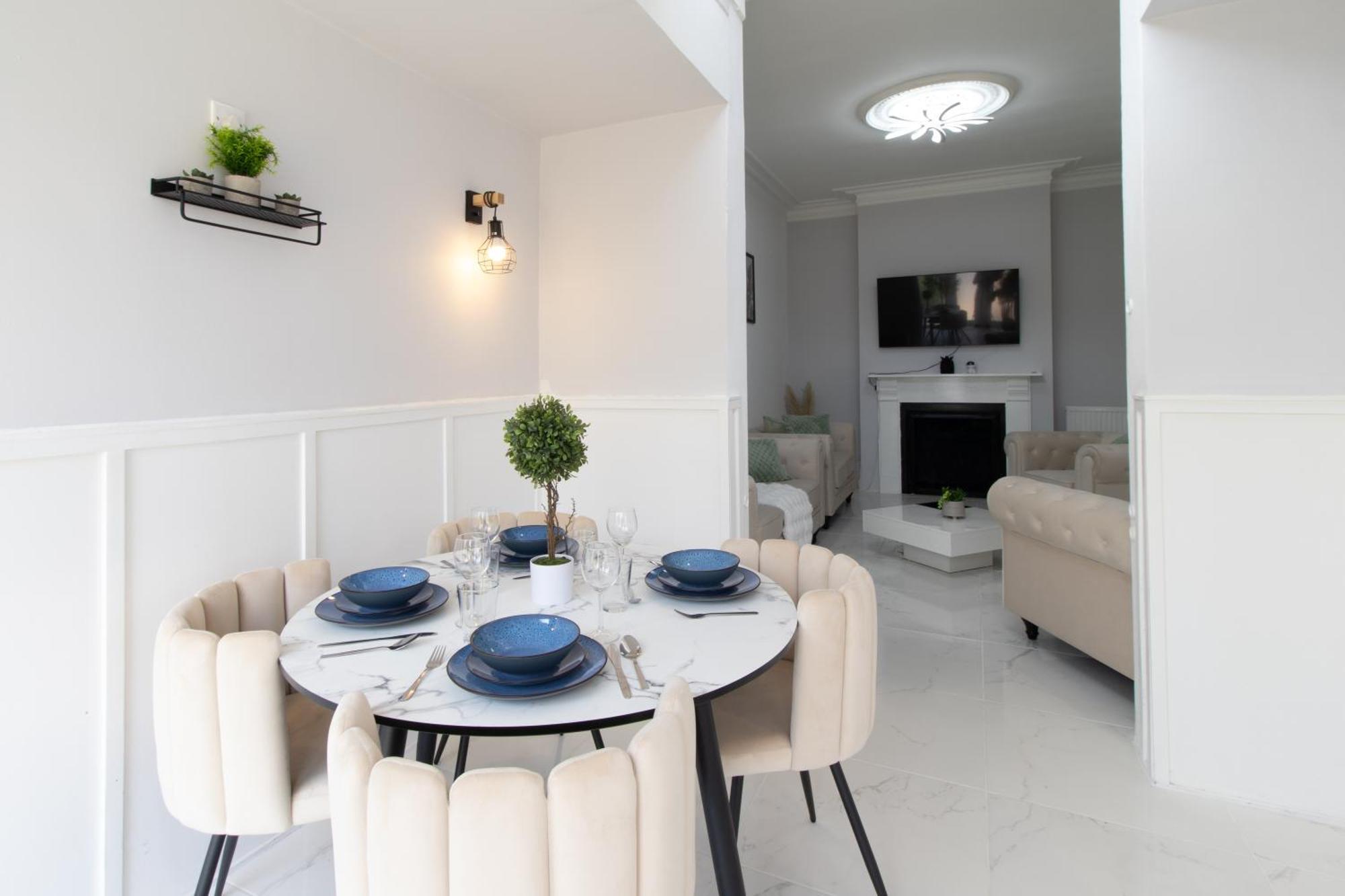 Open Mind - Hottub, 8 Beds & 2 Car Spaces * Portsmouth
