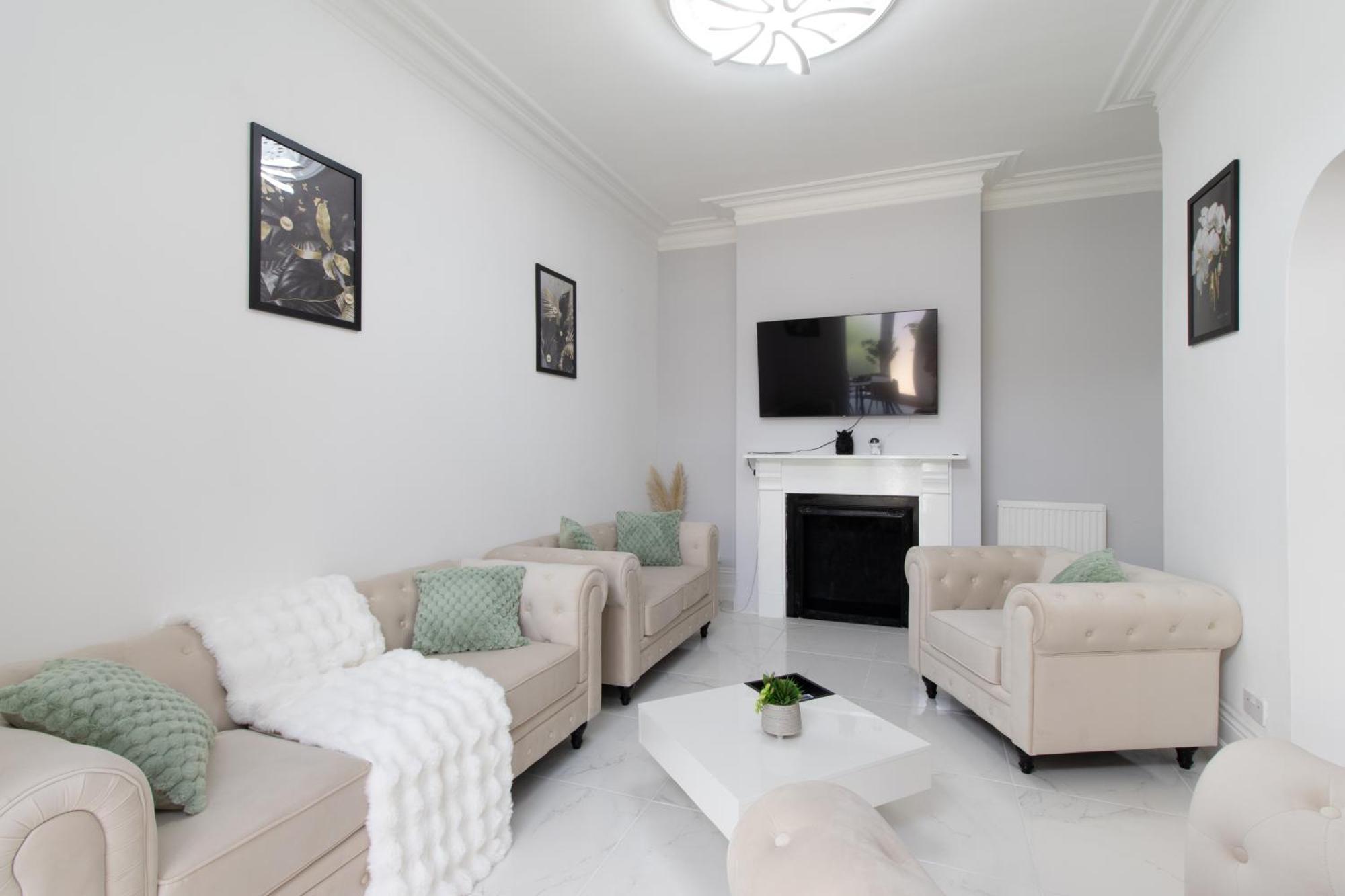 Open Mind - Hottub, 8 Beds & 2 Car Spaces *