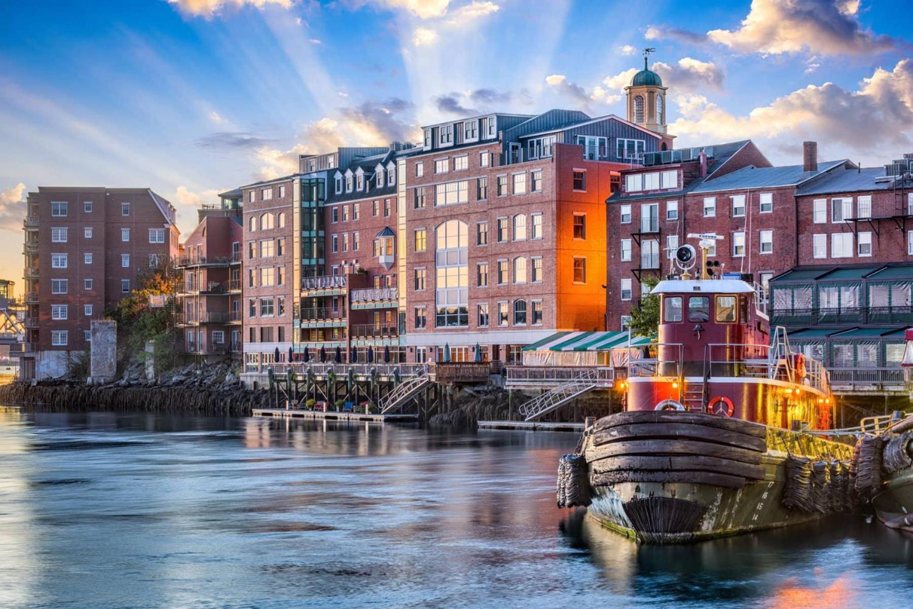 Luxury Seaside Haven- Coastal Comfort, Free Parking Apartment Portsmouth