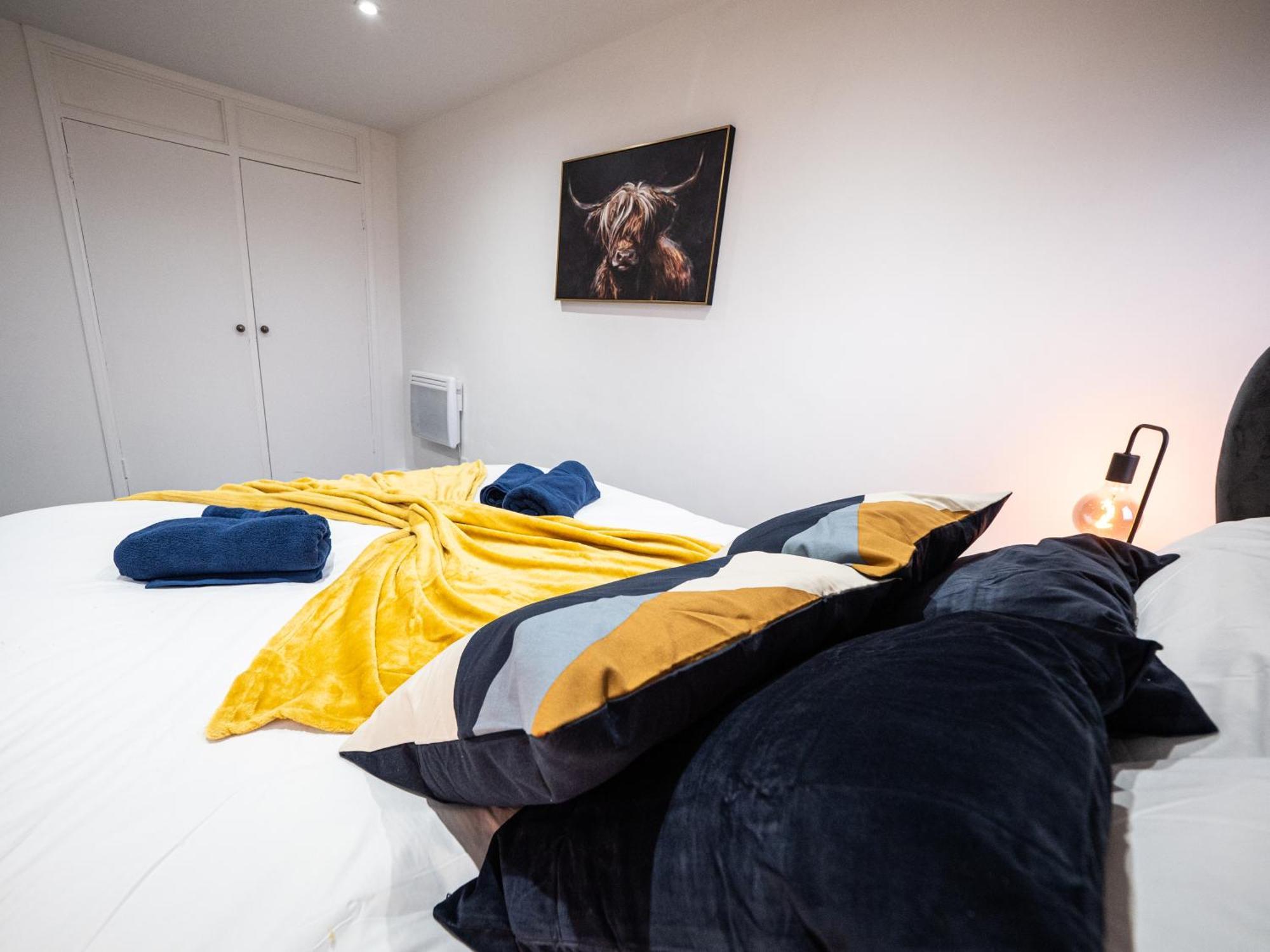 Luxury Seaside Haven- Coastal Comfort, Free Parking Apartment *
