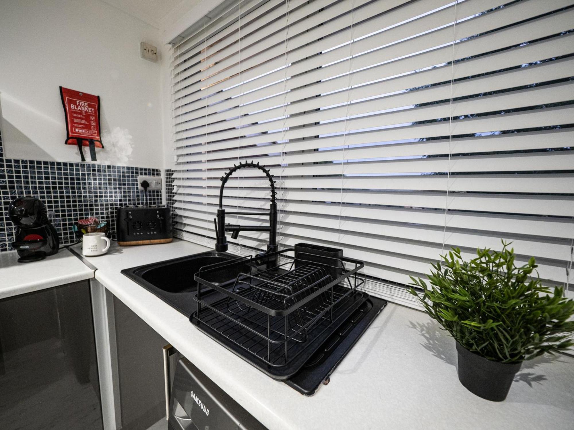 Luxury Seaside Haven- Coastal Comfort, Free Parking Portsmouth