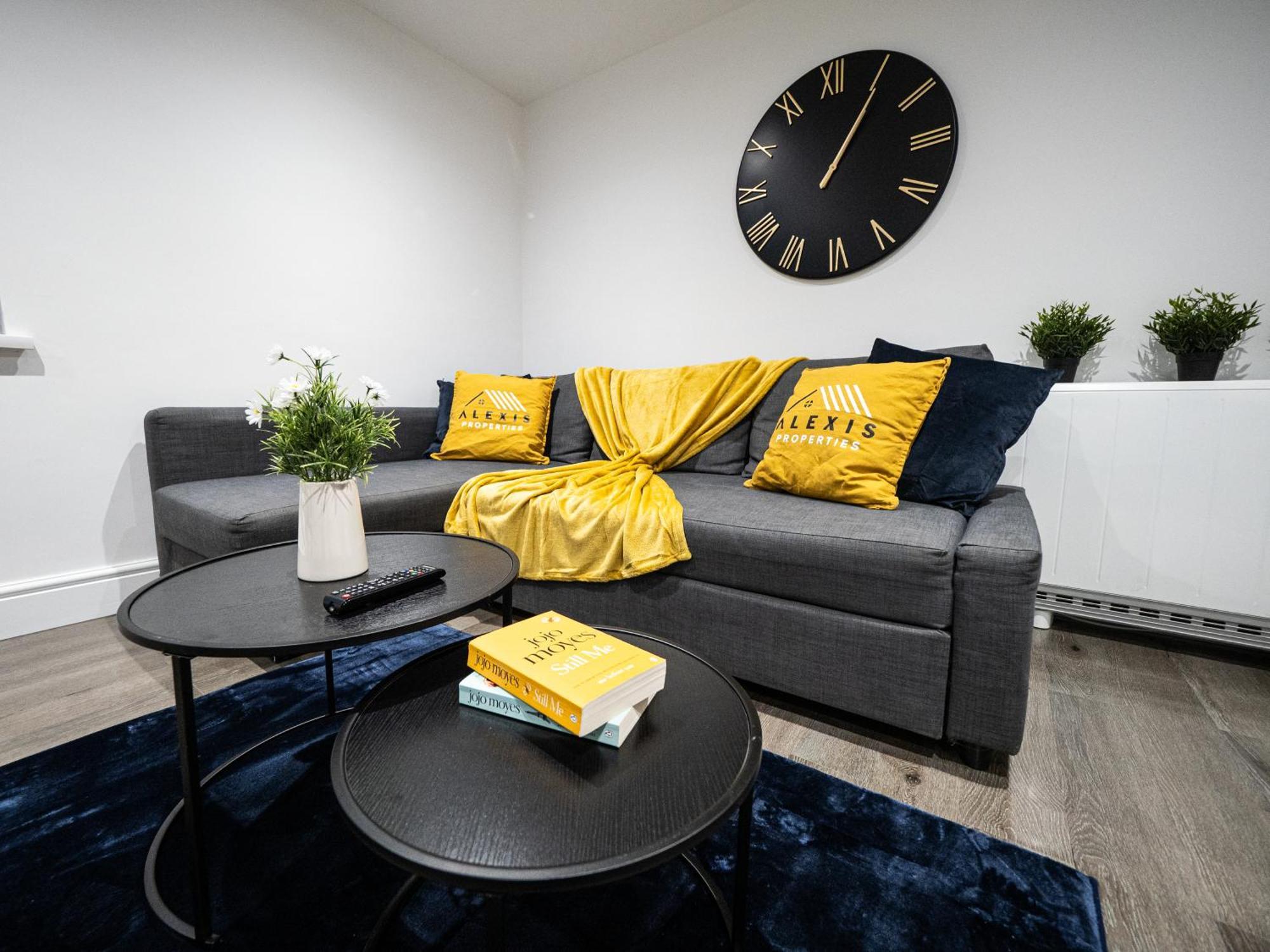 Apartment Luxury Seaside Haven- Coastal Comfort, Free Parking *