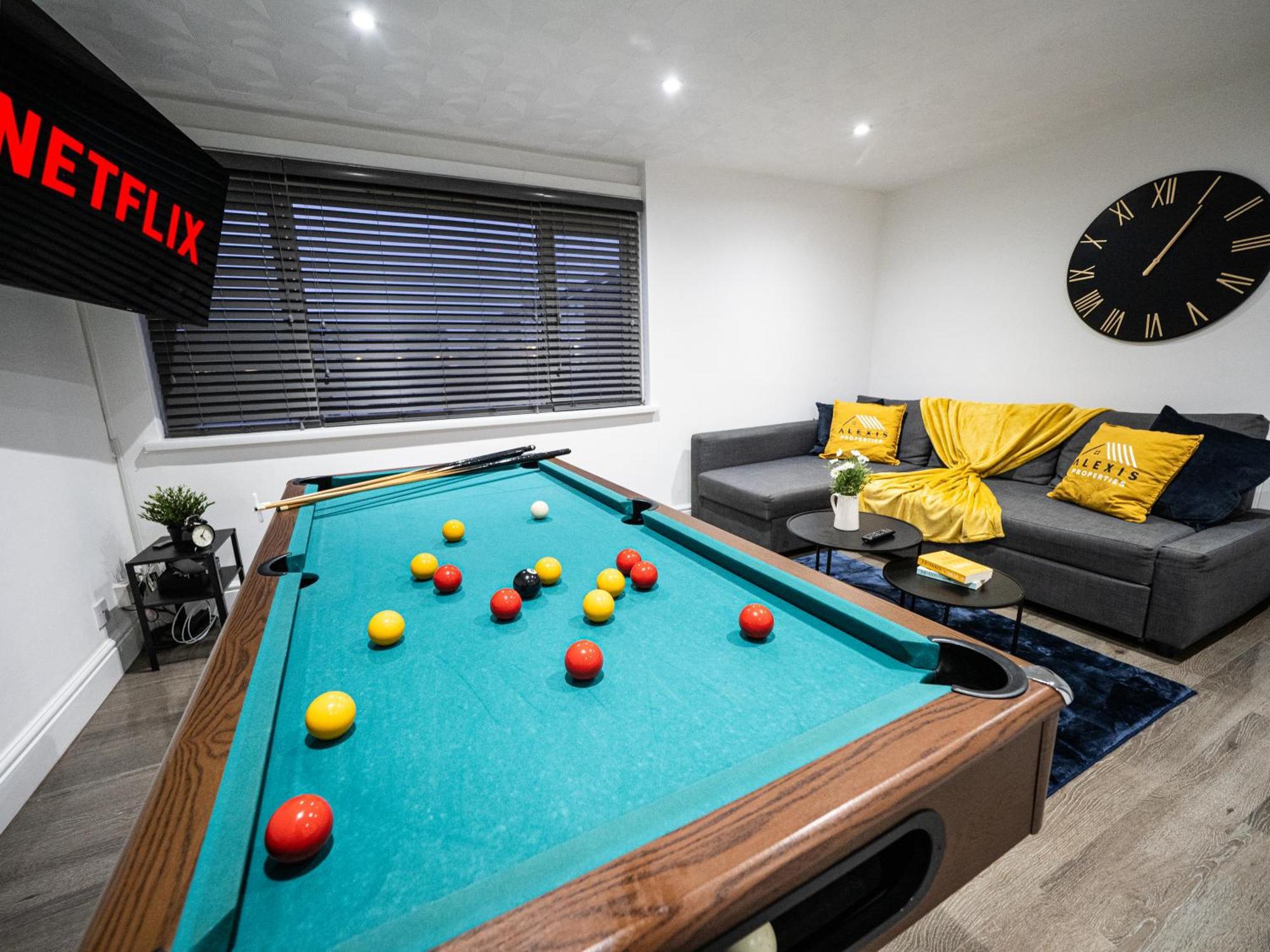 Luxury Seaside Haven- Coastal Comfort, Free Parking