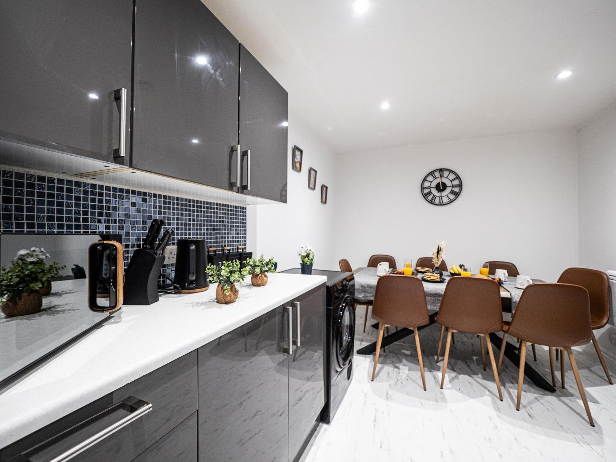 Luxury Seaside Haven- Coastal Comfort, Free Parking Apartment