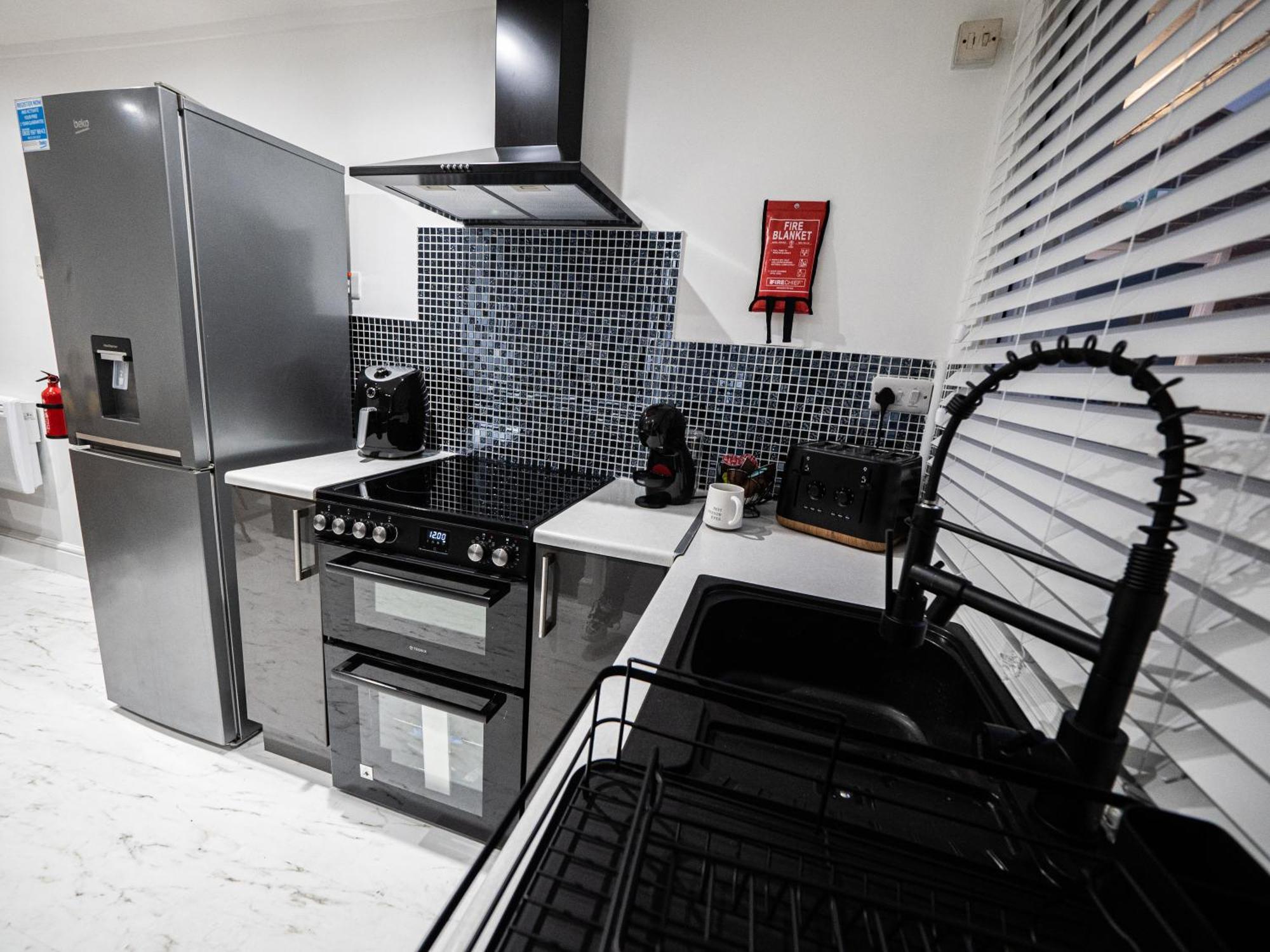 Luxury Seaside Haven- Coastal Comfort, Free Parking Apartment