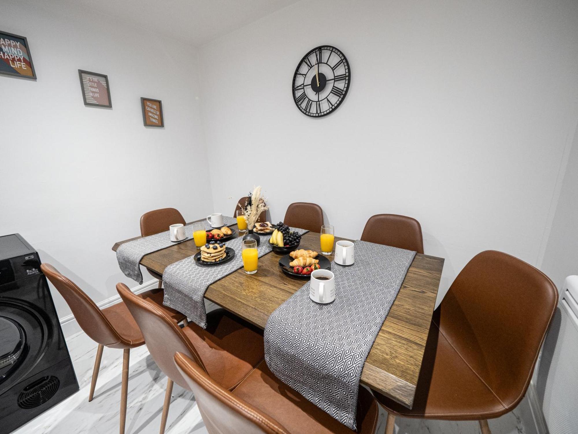 Luxury Seaside Haven- Coastal Comfort, Free Parking *