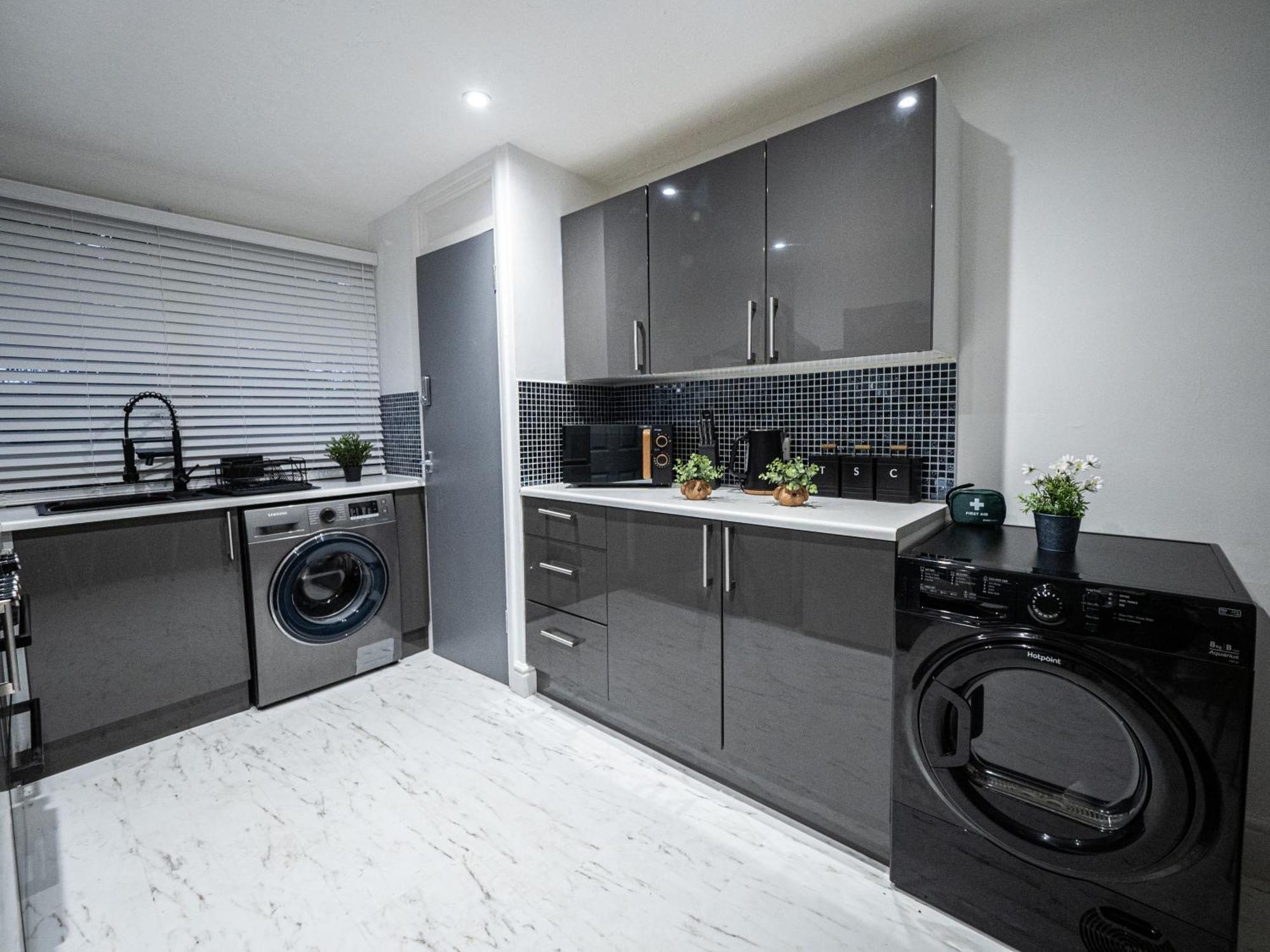 Luxury Seaside Haven- Coastal Comfort, Free Parking Apartment Portsmouth
