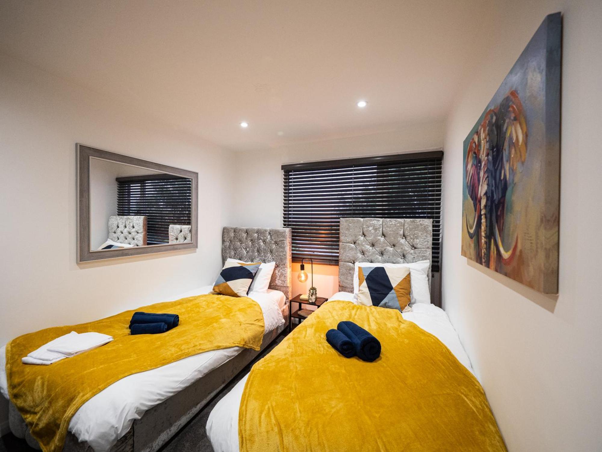Luxury Seaside Haven- Coastal Comfort, Free Parking *