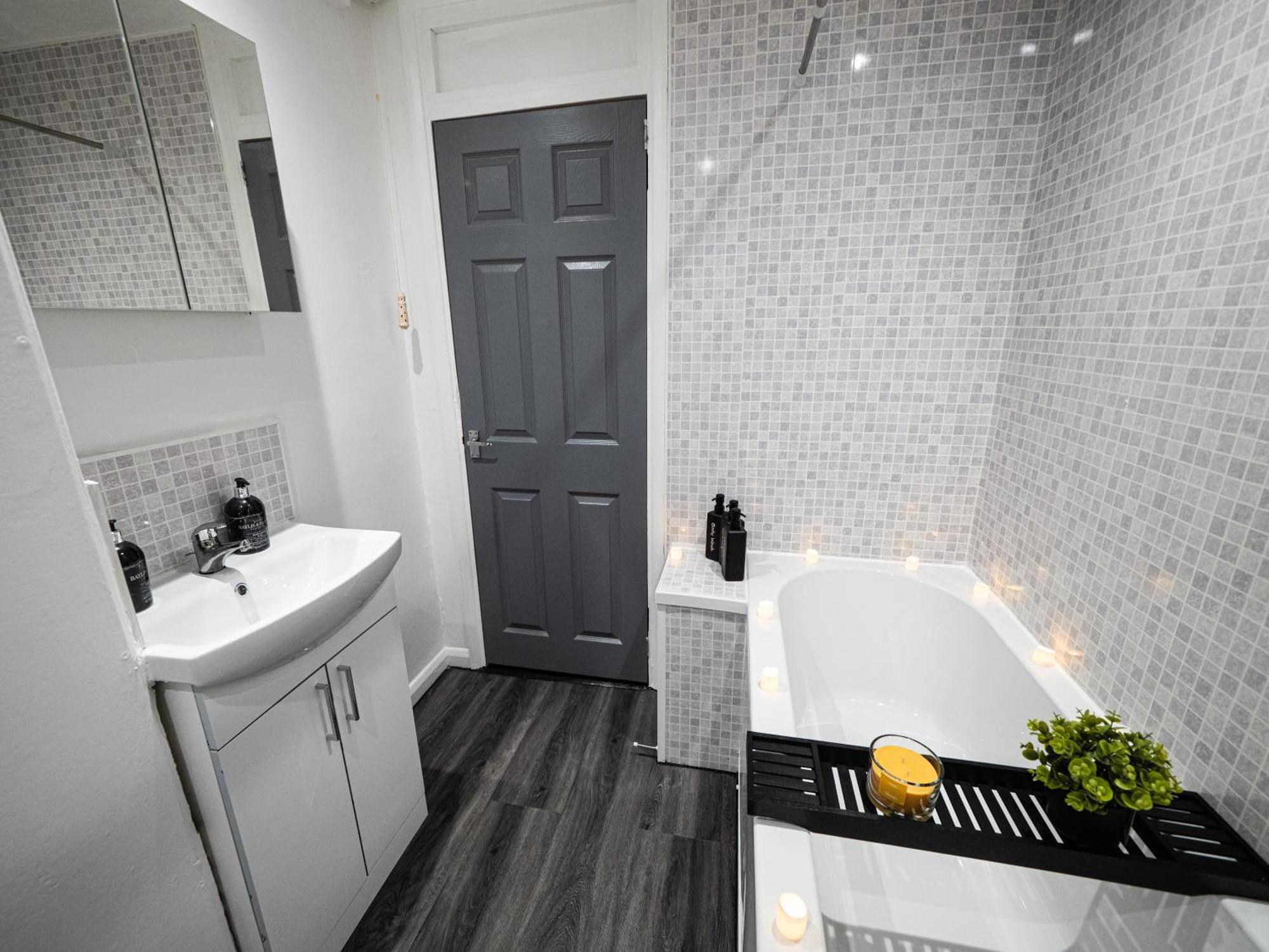 Luxury Seaside Haven- Coastal Comfort, Free Parking Portsmouth