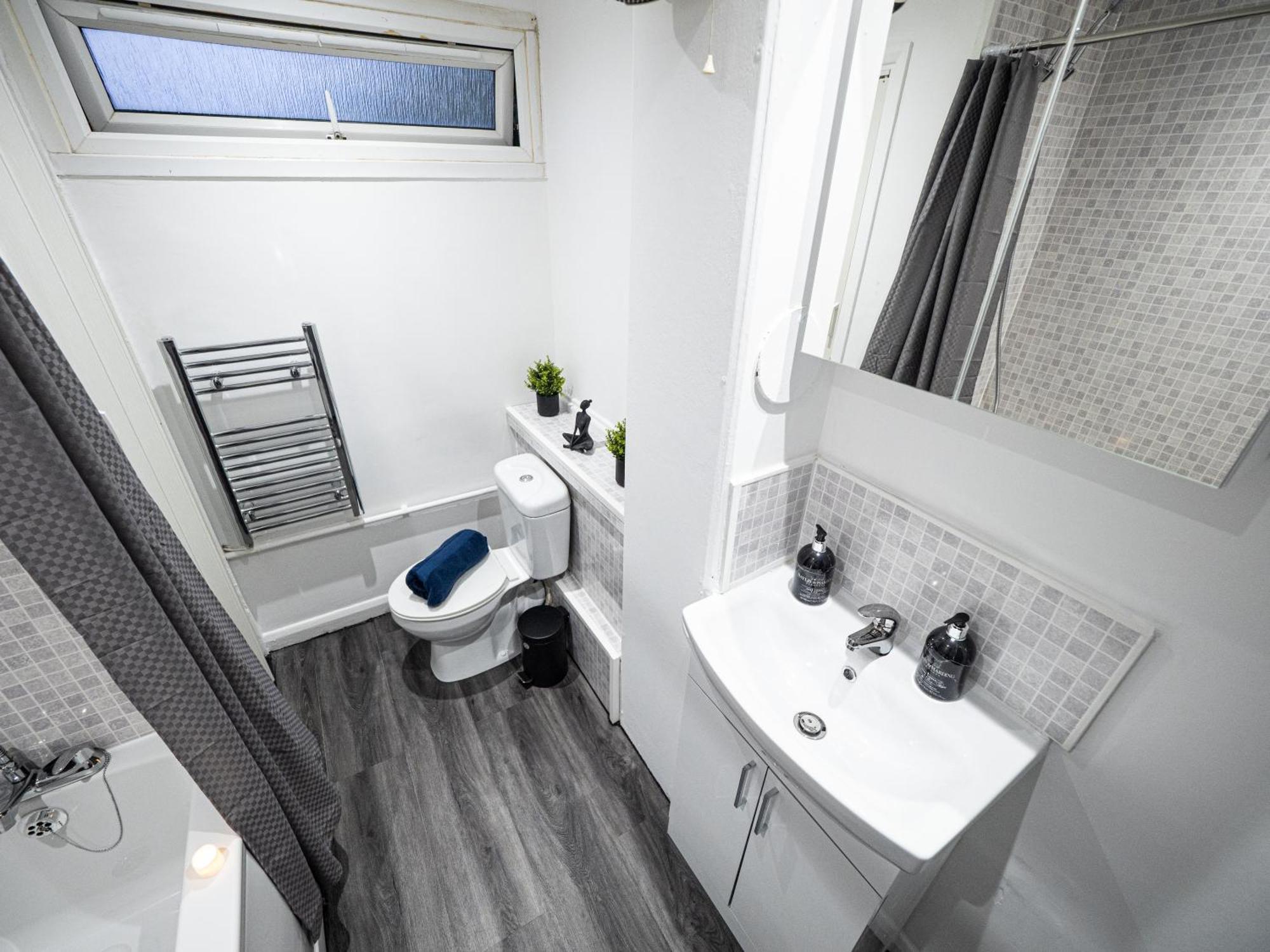 Luxury Seaside Haven- Coastal Comfort, Free Parking Apartment