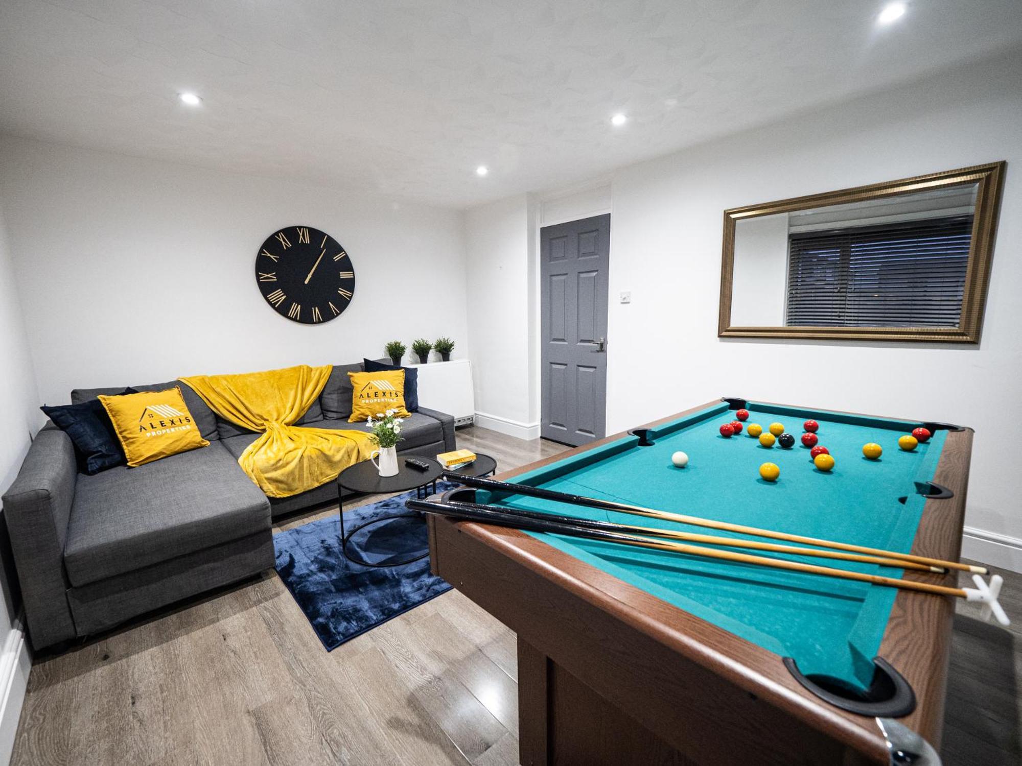 Luxury Seaside Haven- Coastal Comfort, Free Parking *