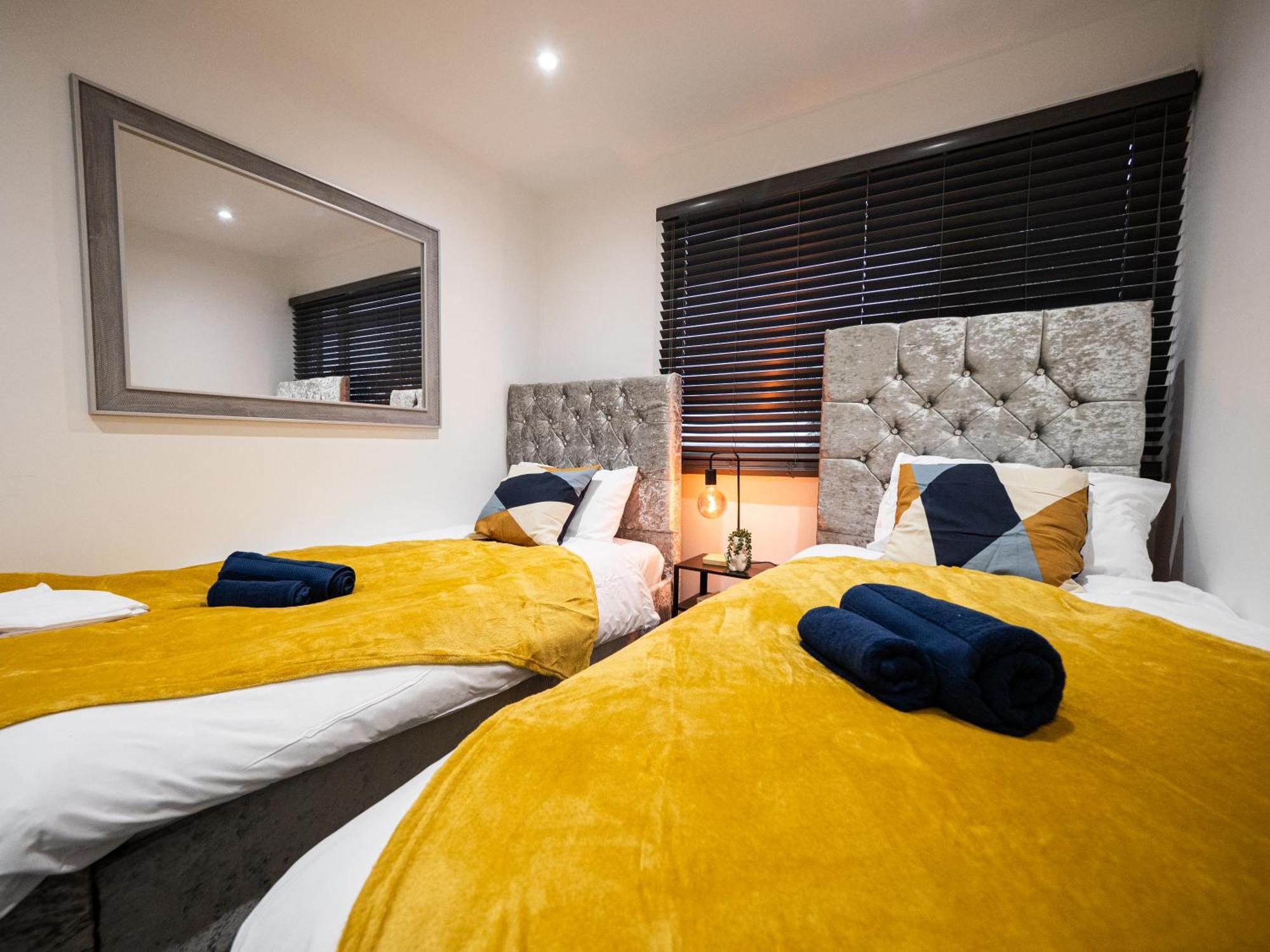 Luxury Seaside Haven- Coastal Comfort, Free Parking Apartment *