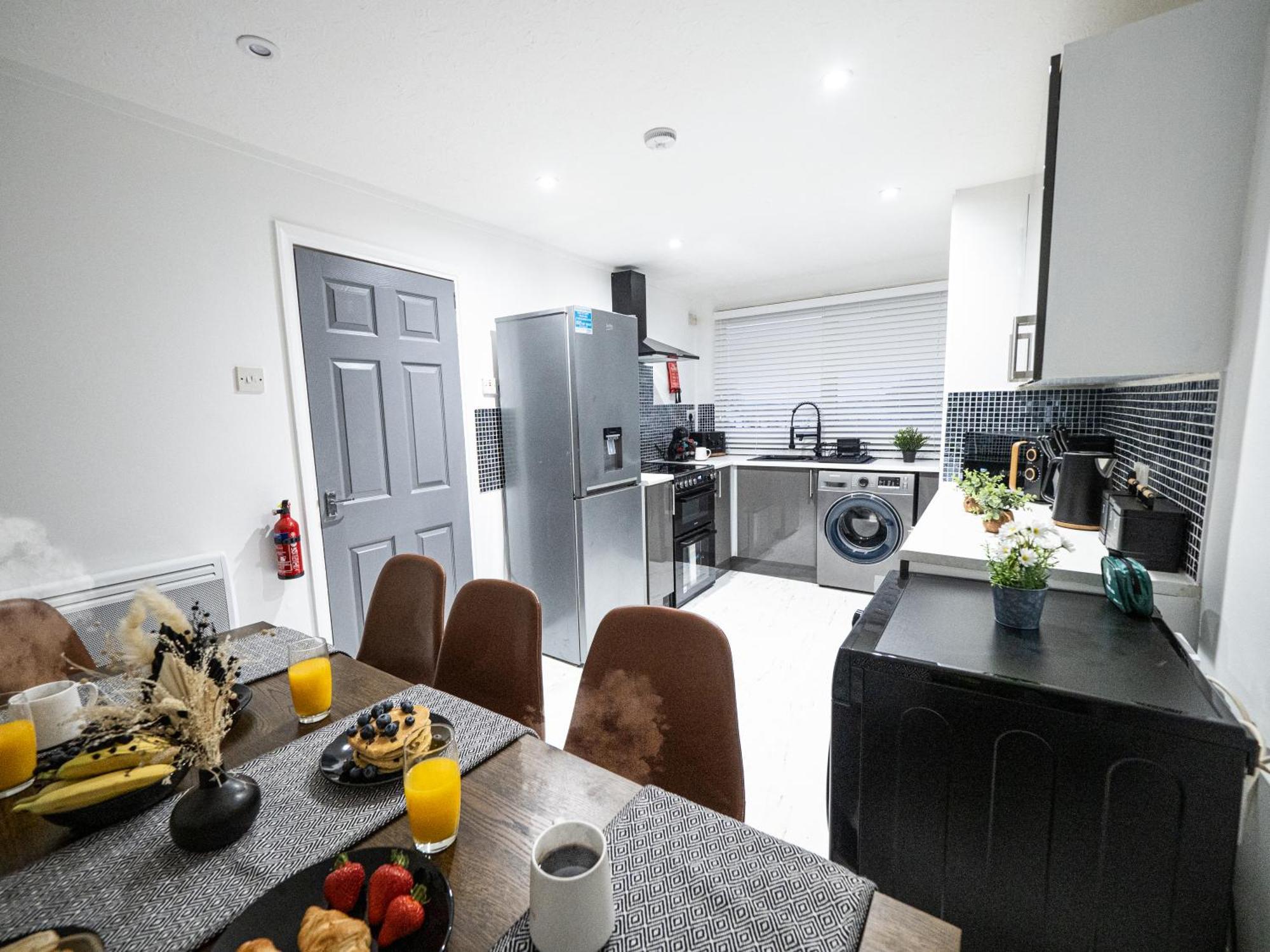 Luxury Seaside Haven- Coastal Comfort, Free Parking Apartment *