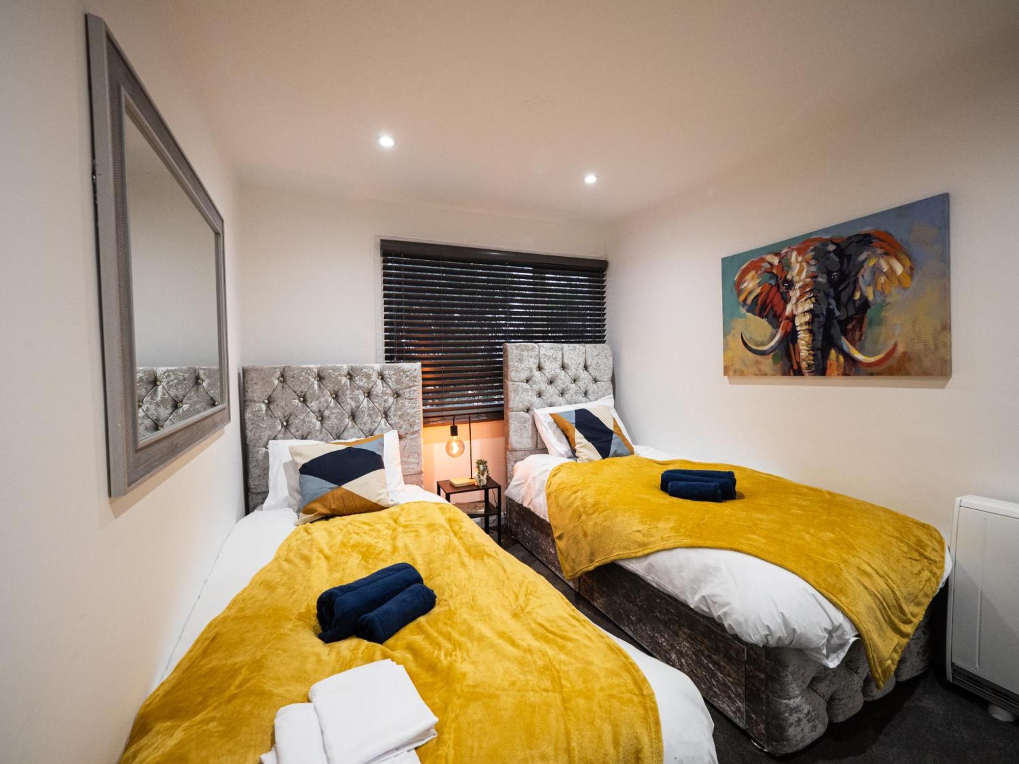 Luxury Seaside Haven- Coastal Comfort, Free Parking Apartment Portsmouth
