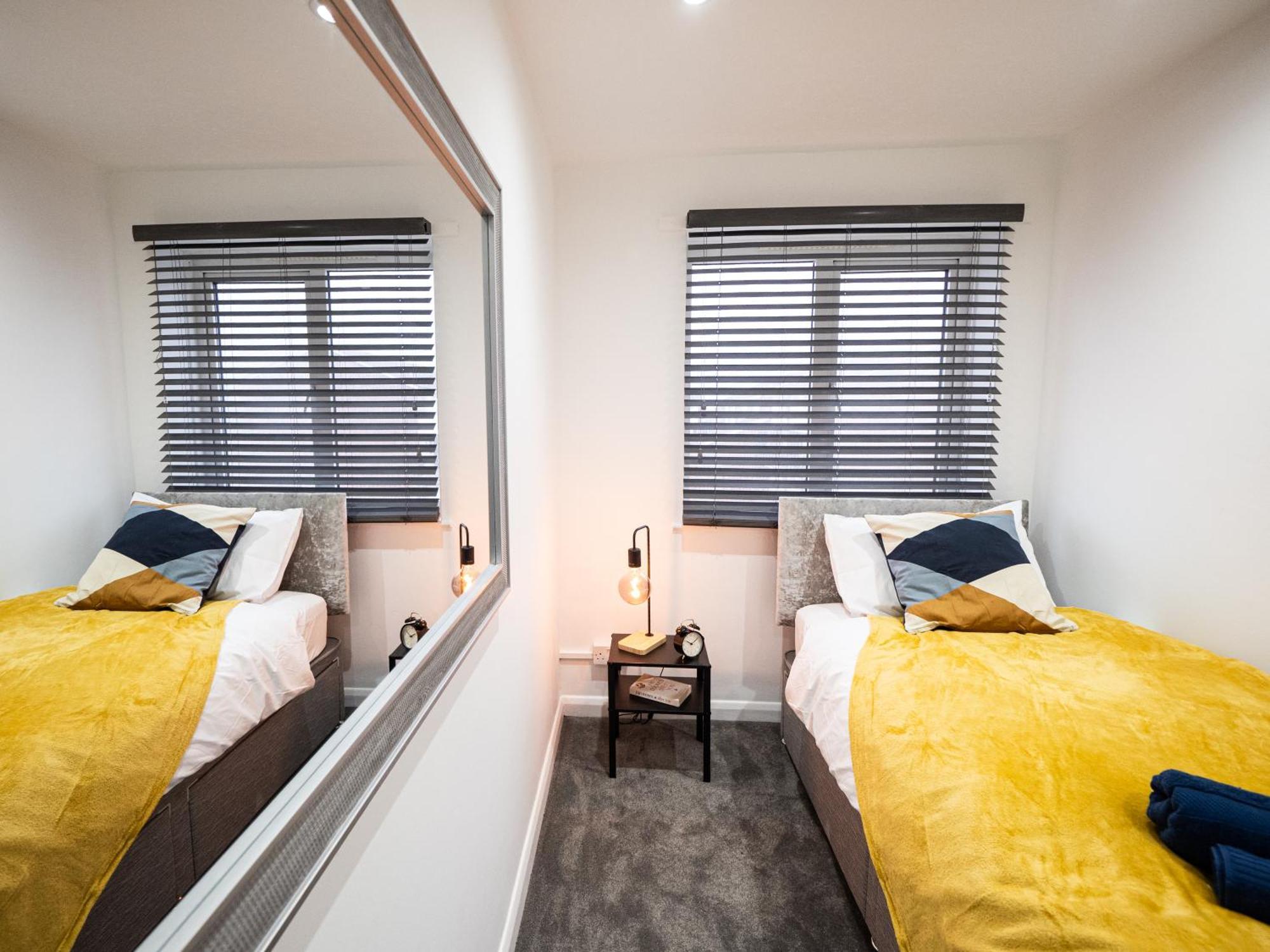 Luxury Seaside Haven- Coastal Comfort, Free Parking Apartment *