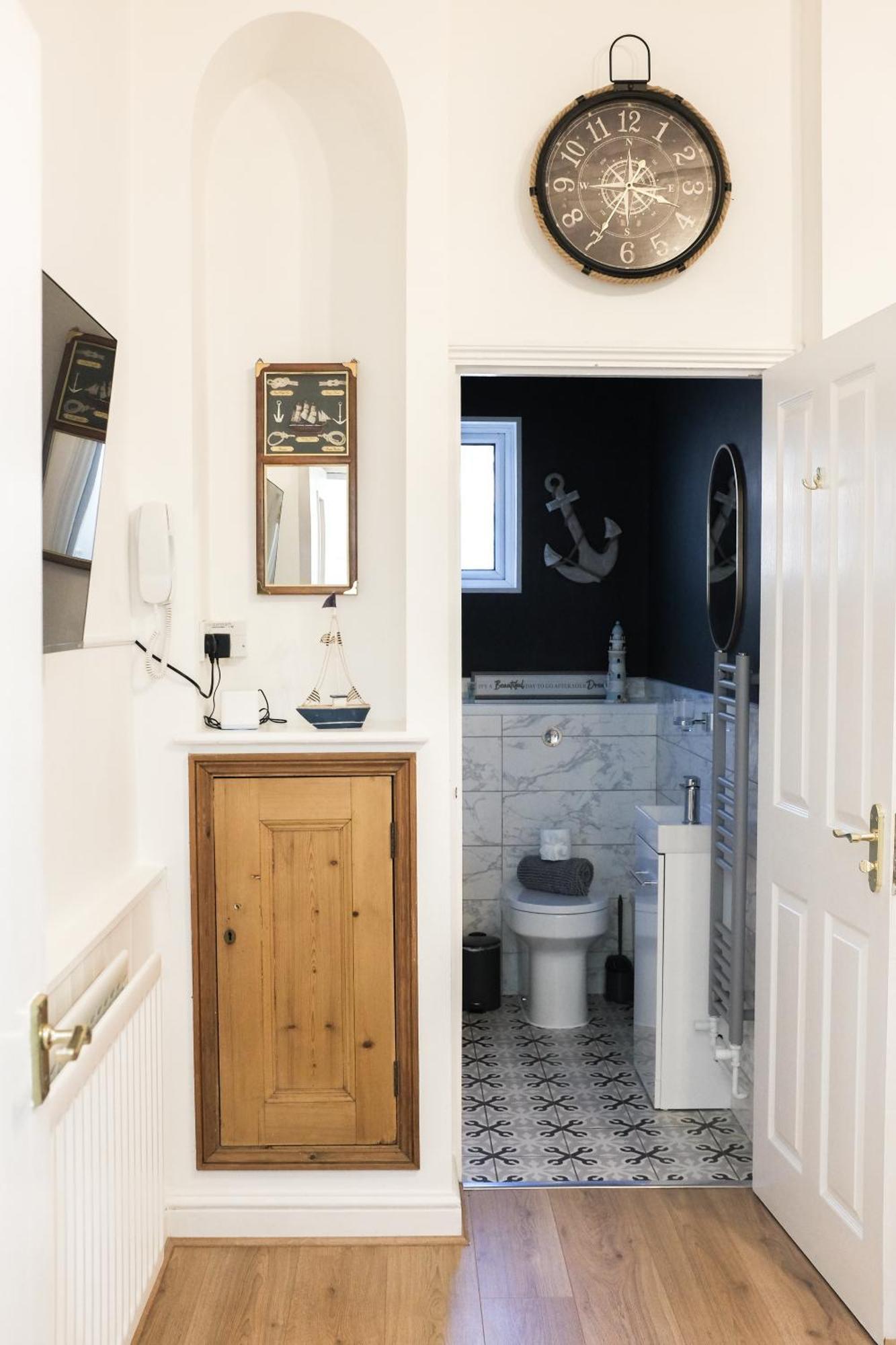 *newly Refurbished *central Apartment *